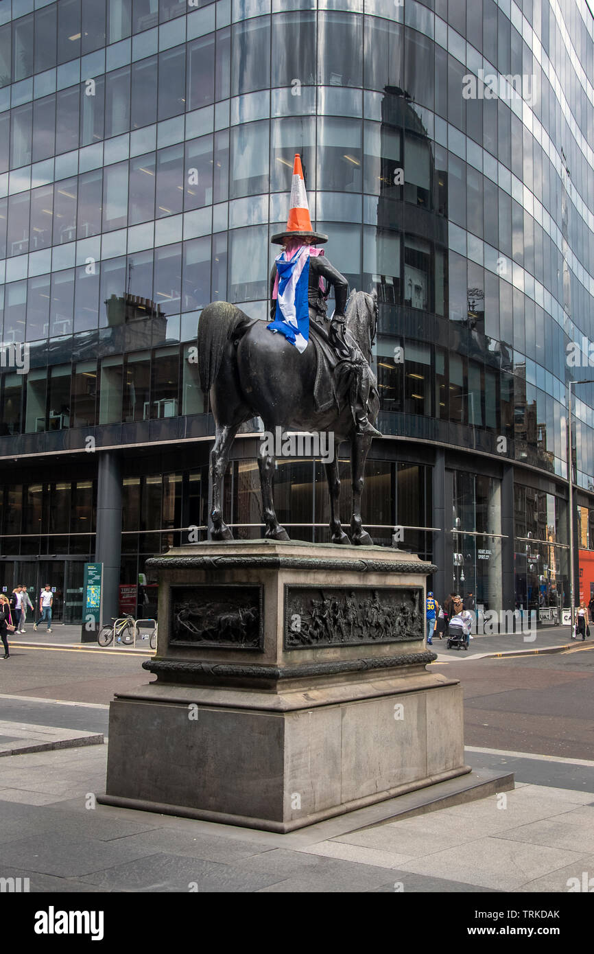 Glasgow, Schottland, Großbritannien. 7.. Juni 2019: Statue des Duke of Wellington zur Unterstützung der schottischen Frauen-Nationalmannschaft für die Weltmeisterschaft in Frankreich. Stockfoto