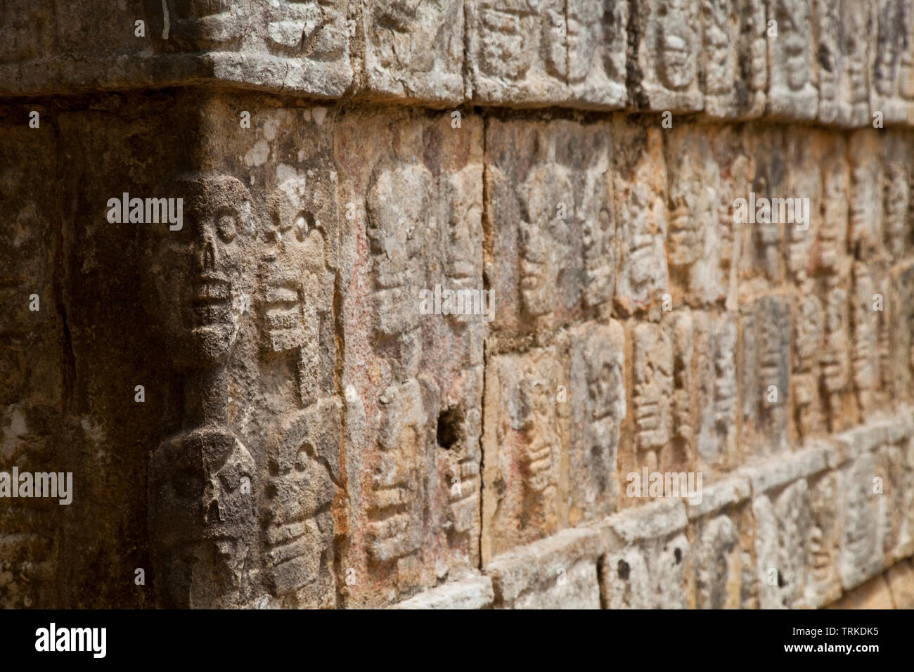 Plataforma de los Cráneos o Tzompantli. Yacimiento Arqueológico Maya de Chichén Itzá. Estado de Yucatán, Península de Yucatán, México, América Stockfoto