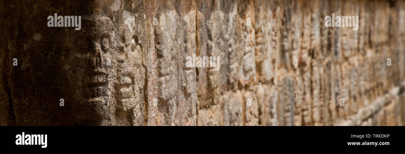 Plataforma de los Cráneos o Tzompantli. Yacimiento Arqueológico Maya de Chichén Itzá. Estado de Yucatán, Península de Yucatán, México, América Stockfoto