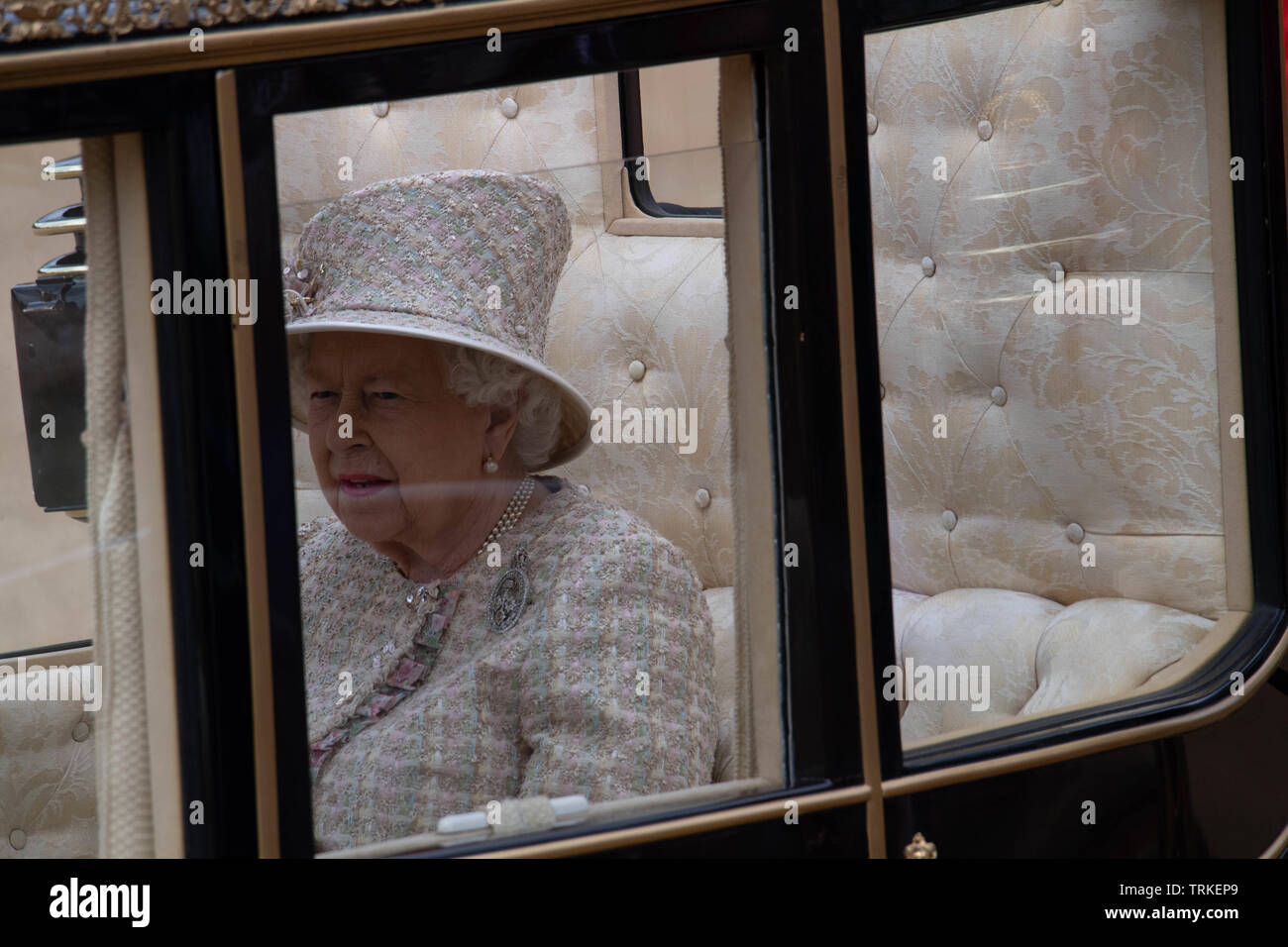 London, Großbritannien. 8. Juni 2019 die Farbe 2019, Geburtstag Parade der Königin auf horseguards Parade London in Anwesenheit Ihrer Majestät der Königin. Farbe TRABTEN durch die 1 Bataillon Grenadier Guards Credit Ian Davidson/Alamy leben Nachrichten Stockfoto