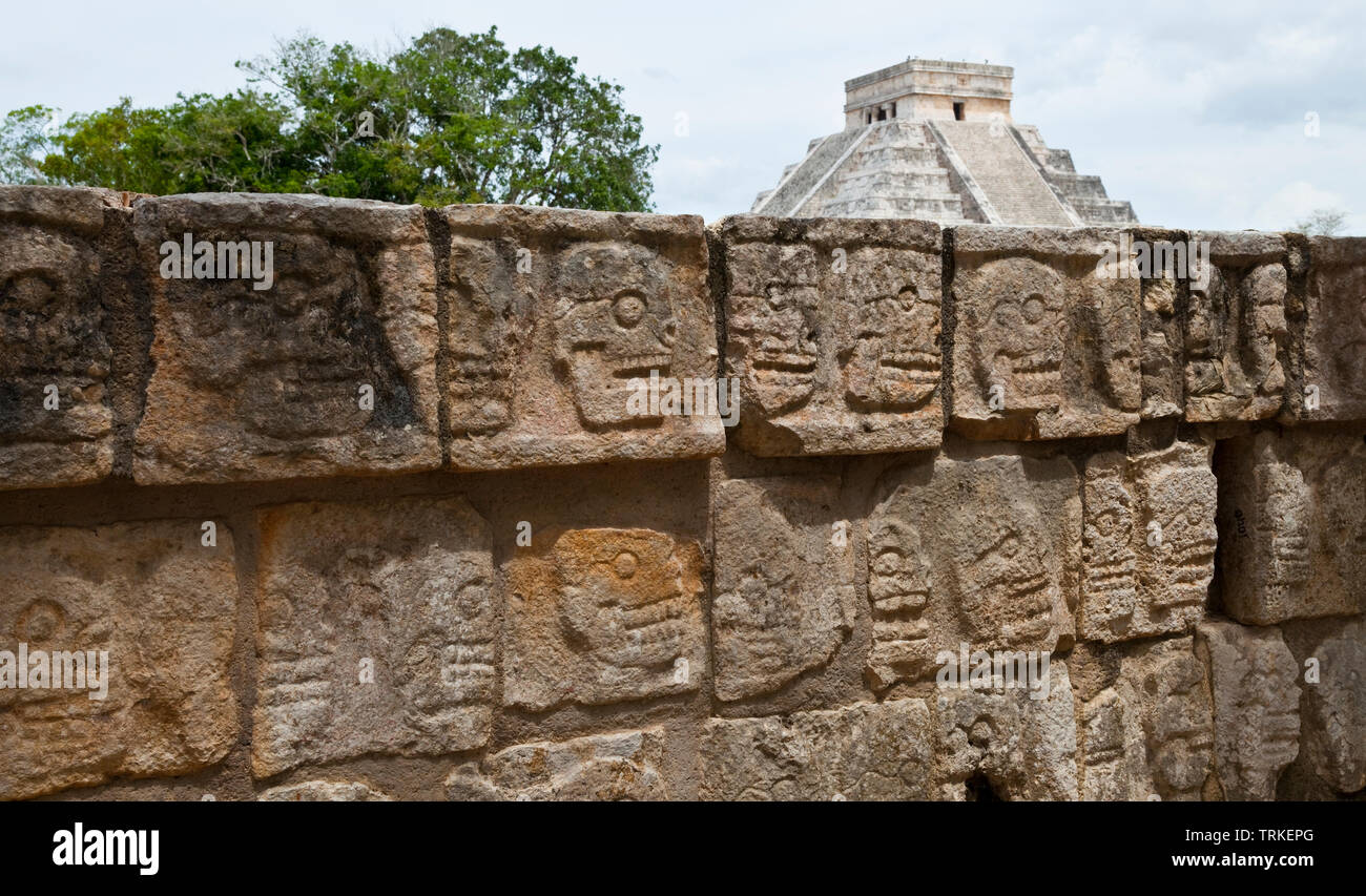 Plataforma de los Cráneos o Tzompantli y Pirámide El Castillo. Yacimiento Arqueológico Maya de Chichén Itzá. Estado de Yucatán, Península de Yucatán, Stockfoto