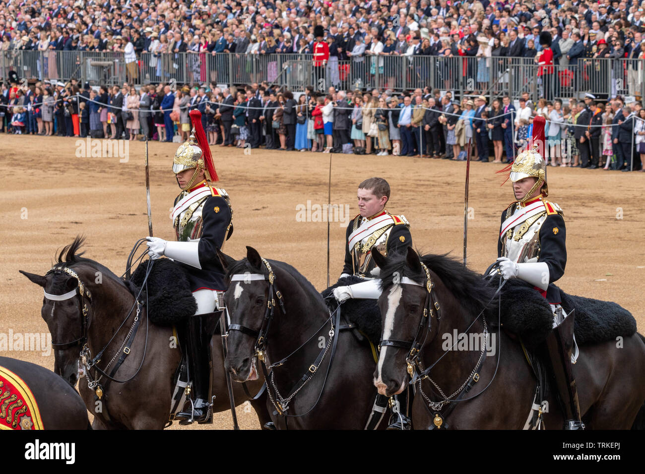 London, Großbritannien. 8. Juni 2019 die Farbe 2019, Geburtstag Parade der Königin auf horseguards Parade London in Anwesenheit Ihrer Majestät der Königin. Farbe TRABTEN durch die 1 Bataillon Grenadier Guards ein Soldat seinen Helm in das Gewühl der Pferde verloren, wenn ein Wärter Offizier von seinem Pferd Credit Ian Davidson/Alamy Live Nachrichten kamen Stockfoto