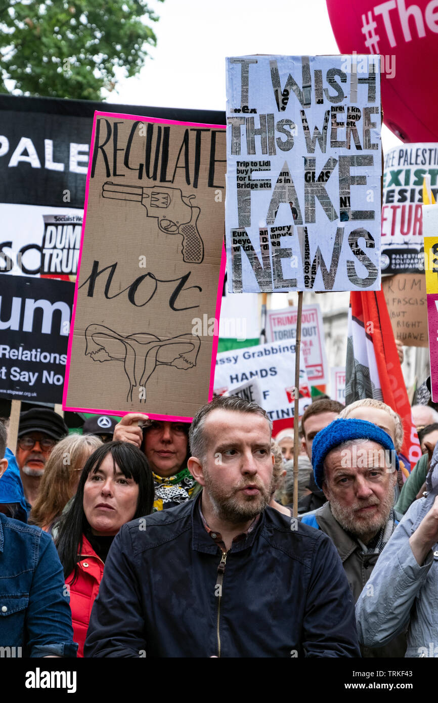 "Karneval der Widerstand' Anti-Trump Protest in London während der US-Präsident ist Trumpf Besuch in Downing Street. Stockfoto