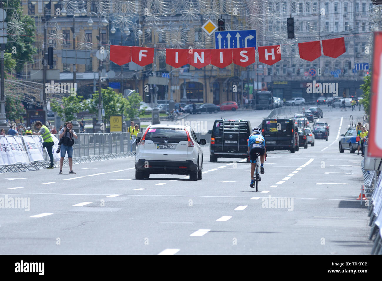 Gruppe der Radfahrer, der die Ziellinie. Radrennen unter Bewunderern zu Tag von Kiew gewidmet. 25. Mai 2019. Kiew, Ukraine Stockfoto