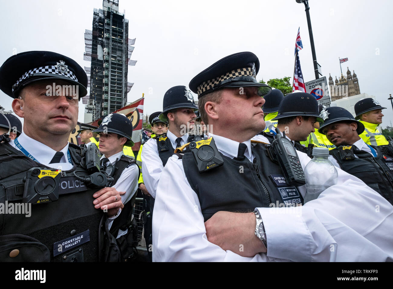 Die Polizei außerhalb des Parlaments mit Körper warnen Videokameras policing" Karneval der Widerstand' Anti-Trump Protest in London während der US-Präsident ist Trumpf Besuch in Downing Street. Stockfoto