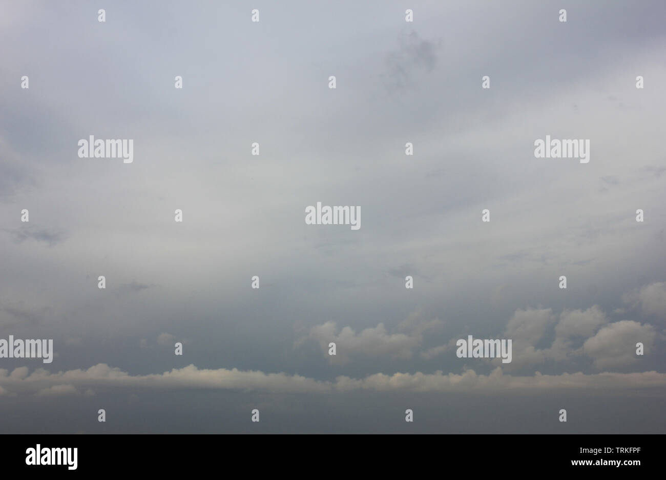 Stürmischen dunklen Himmel mit Wolken. Schlechtes Wetter vor dem Sturm Stockfoto