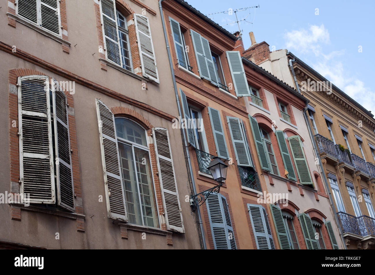 Typisch französische Häuser mit alten hölzernen Fensterläden, Rue du Taur, Toulouse, Haute-Garonne Occitanie, Frankreich Stockfoto