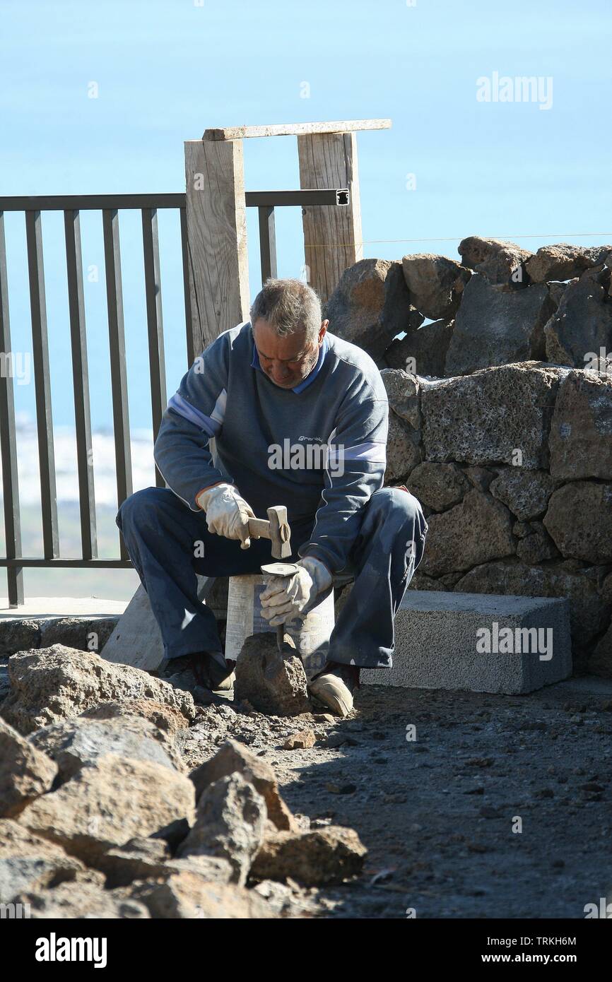 Arbeiter beim Wiederaufbau einer Wand auf der Insel Lanzarote in die Inseln der Kanarischen Inseln, Spanien, Europa EU 2018 Stockfoto