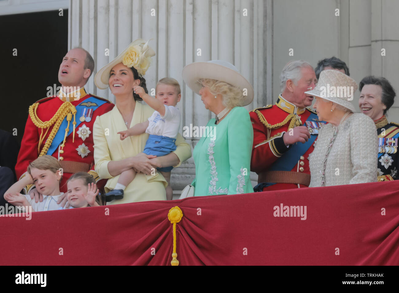 Ein Jahr alten Prinz Louis stiehlt die Show auf seiner Debüt öffentliches Engagement. erscheinen auf der Buckingham Palace, das Fly-Vergangenheit mit seiner Eltern zu beobachten, TRH der Herzog und die Herzogin von Cambridge, und seine Geschwister, Prince George und Prinzessin Charlotte. Die Farbe, Geburtstag der Königin Parade, London, UK Credit: Amanda Rose/Alamy leben Nachrichten Stockfoto