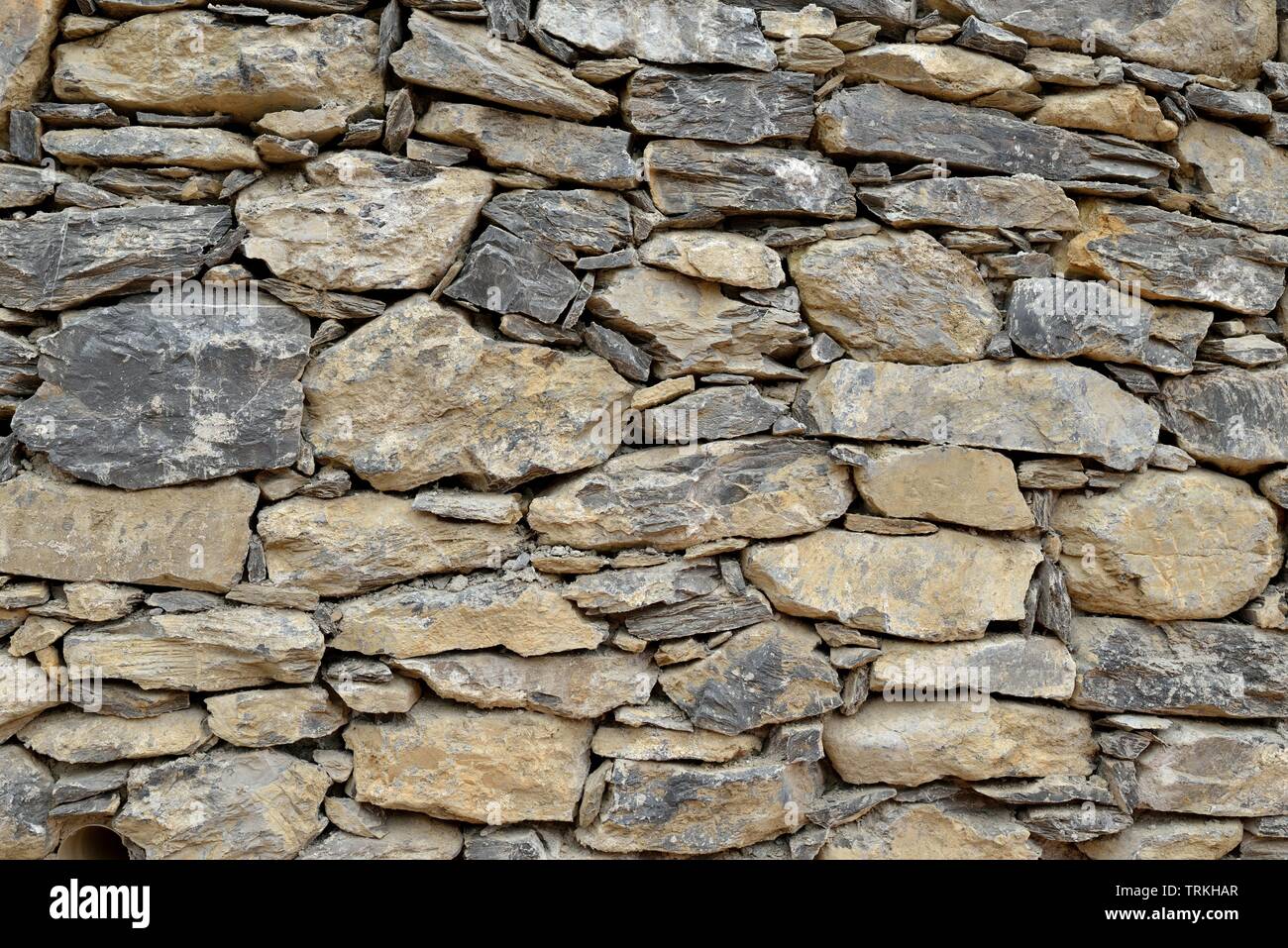 Verwitterte alte Steinmauer Hintergrund grau Ton Stockfoto
