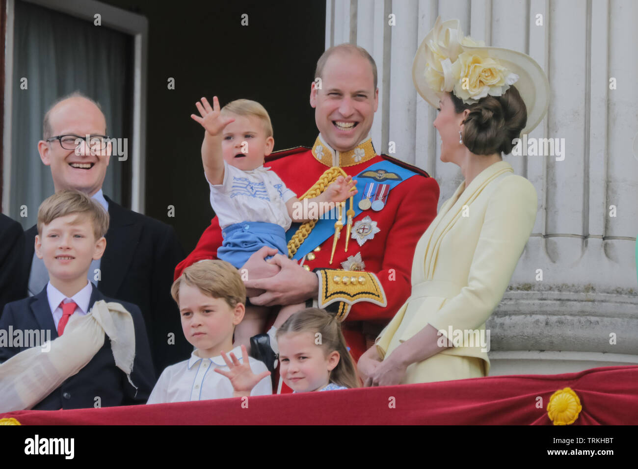 Ein Jahr alten Prinz Louis stiehlt die Show auf seiner Debüt öffentliches Engagement. erscheinen auf der Buckingham Palace, das Fly-Vergangenheit mit seiner Eltern zu beobachten, TRH der Herzog und die Herzogin von Cambridge, und seine Geschwister, Prince George und Prinzessin Charlotte. Die Farbe, Geburtstag der Königin Parade, London, UK Credit: Amanda Rose/Alamy leben Nachrichten Stockfoto