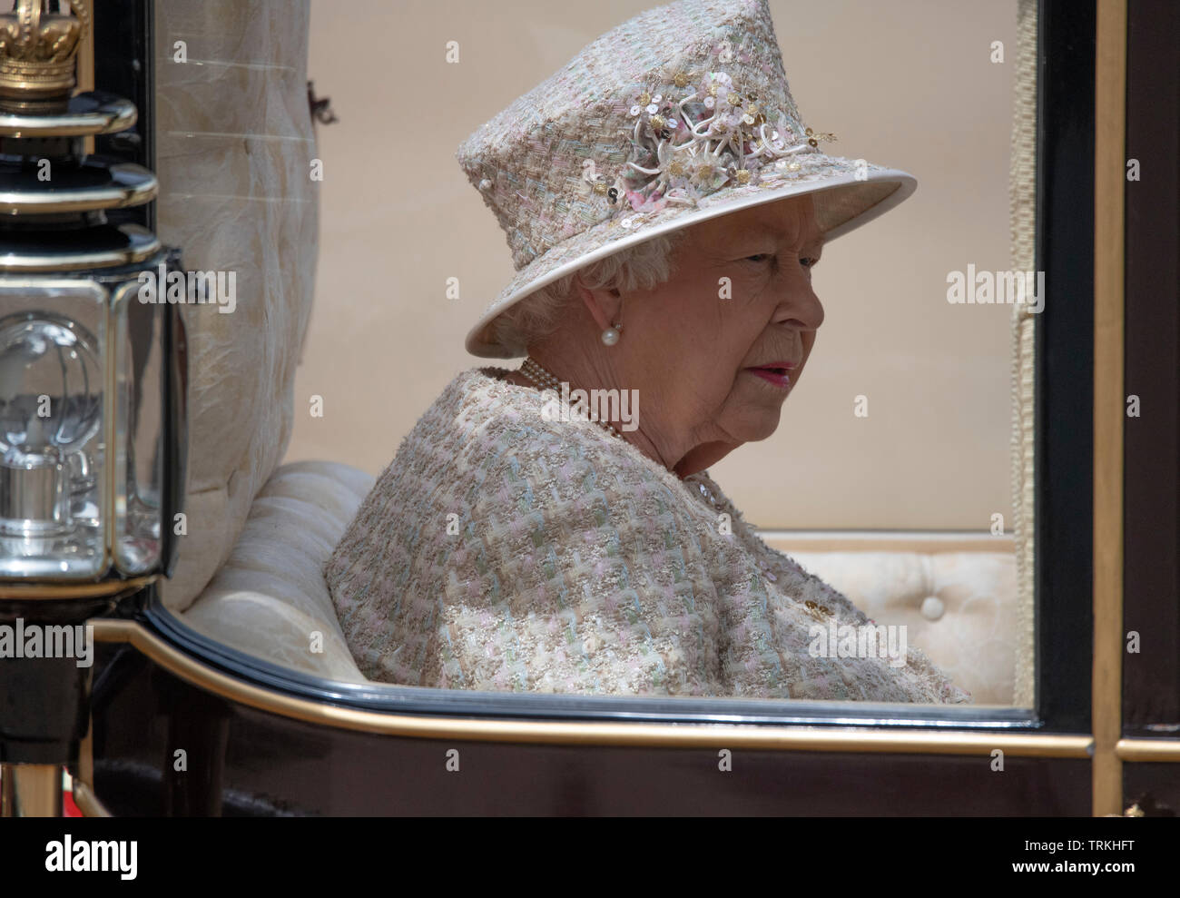 Horse Guards Parade, London, UK. 8. Juni 2019. Die Soldaten des 1.batallion Grenadier Guards Truppe ihre Farbe in Anwesenheit von der Königin am Geburtstag der Königin Parade. Credit: Malcolm Park/Alamy Leben Nachrichten. Stockfoto