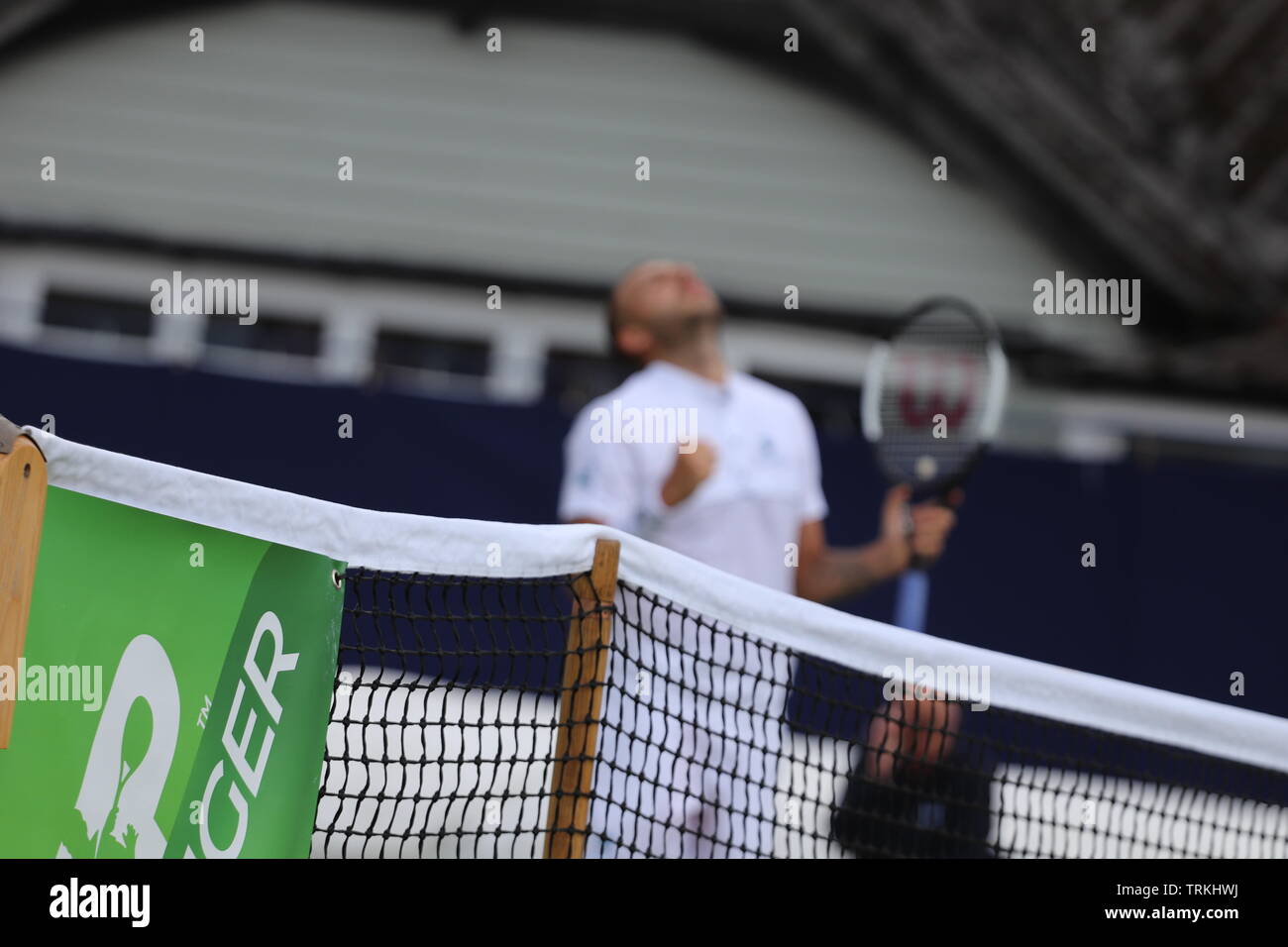 London, England: Britische Tennis Star Dan Evans feiert zum Gewinnen der Surbiton Trophy 2019. Stockfoto