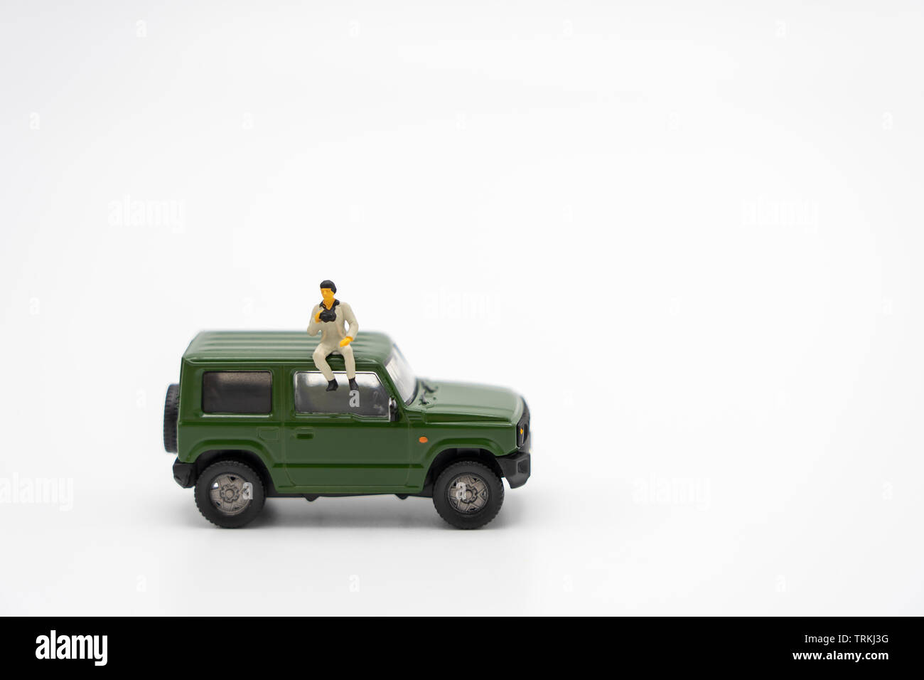 Miniatur Leute Reiseplaner mit grünen Spielzeugauto Modell als Hintergrund Travel Concept mit kopieren. Stockfoto