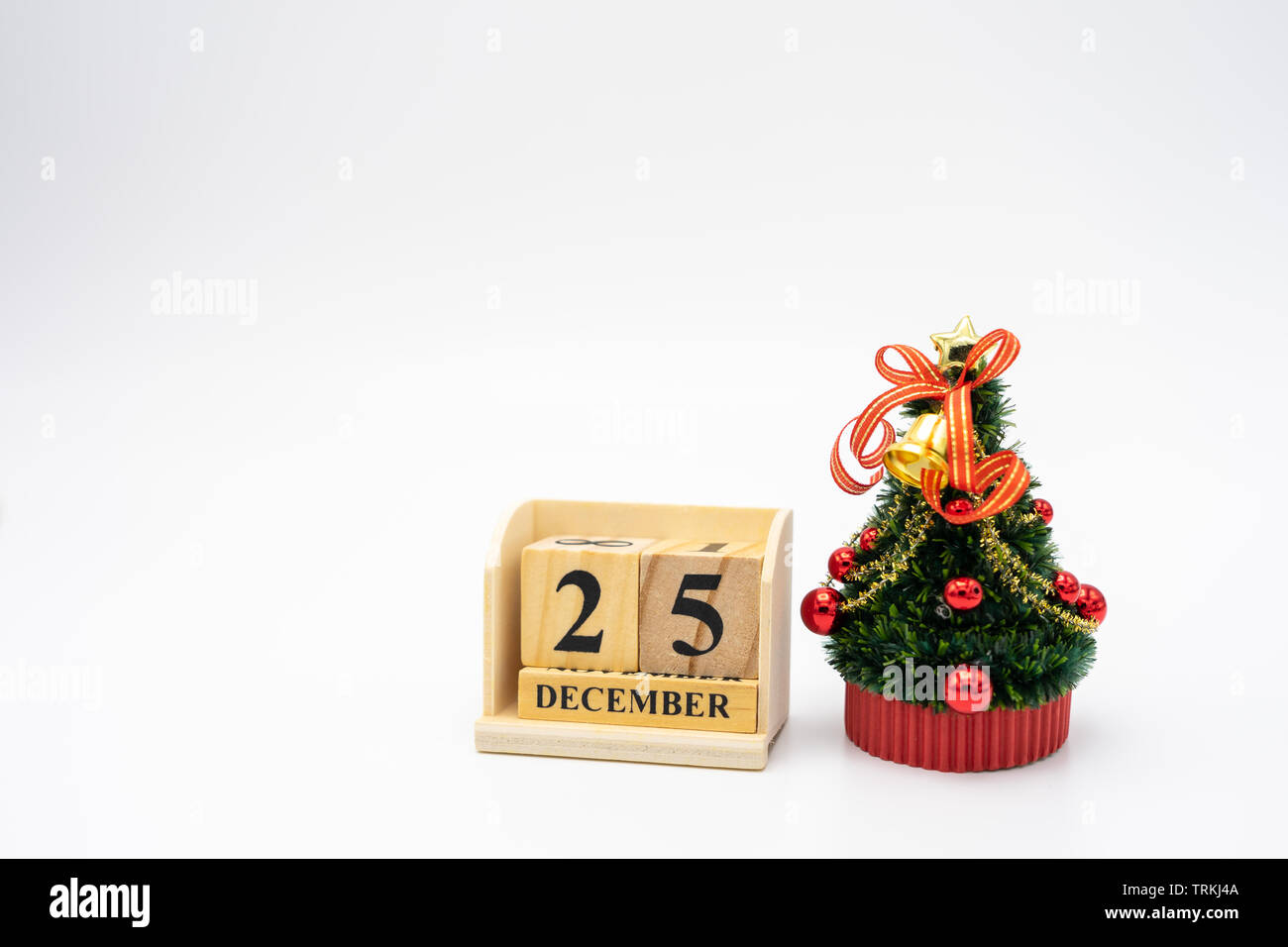 Miniatur Weihnachtsbaum feiern Weihnachten am 25. Dezember jeden Jahres. Als Hintergrund Weihnachten Konzept mit Kopie Räume für Sie Stockfoto