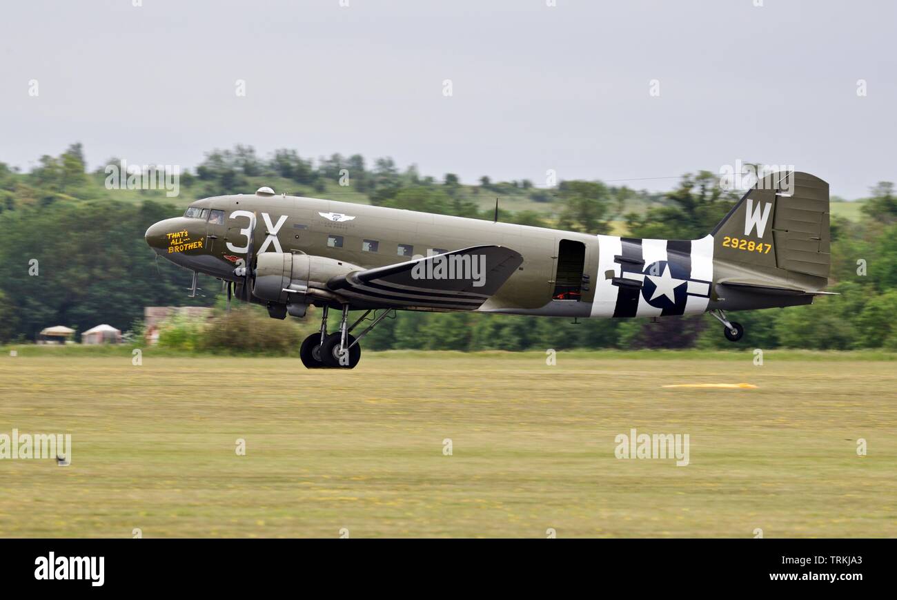 1944 Douglas C-47 Skytrain 'Drag'EM OOT' an der Daks über der Normandie Airshow am IWM, Duxford am 4. Juni 2019 Stockfoto