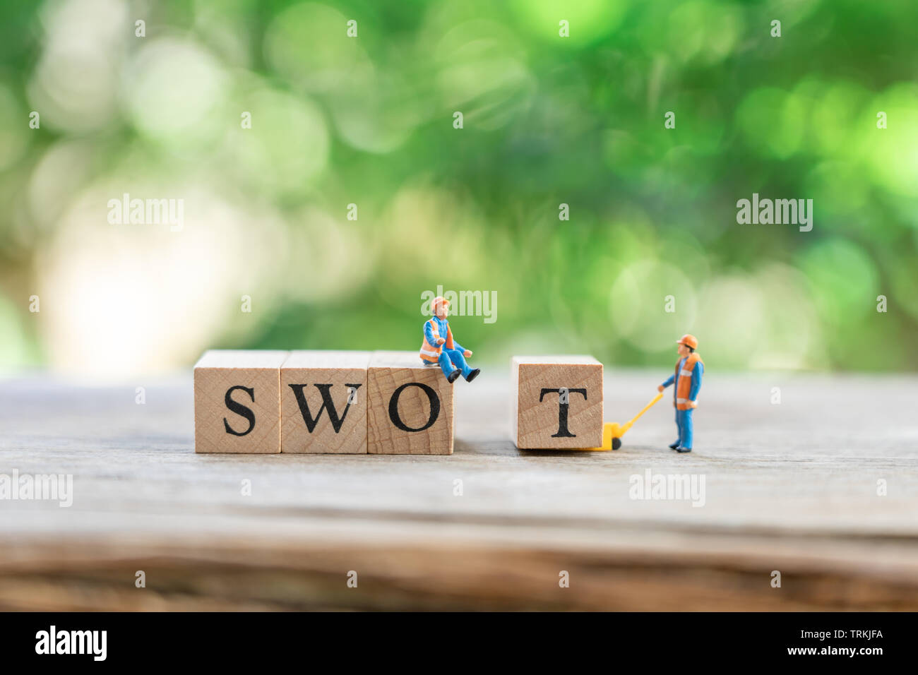 Miniatur Menschen Bauarbeiter mit Holz Wort Team als Hintergrund Geschäfts- und SWOT-Konzept mit kopieren. Stockfoto