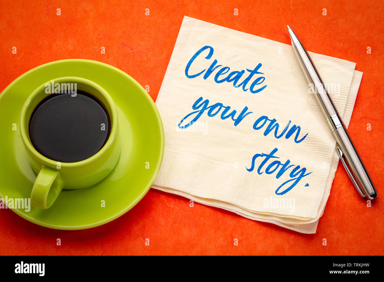 Ihre eigene Geschichte - Handschrift erstellen auf eine Serviette mit einer Tasse Kaffee Stockfoto