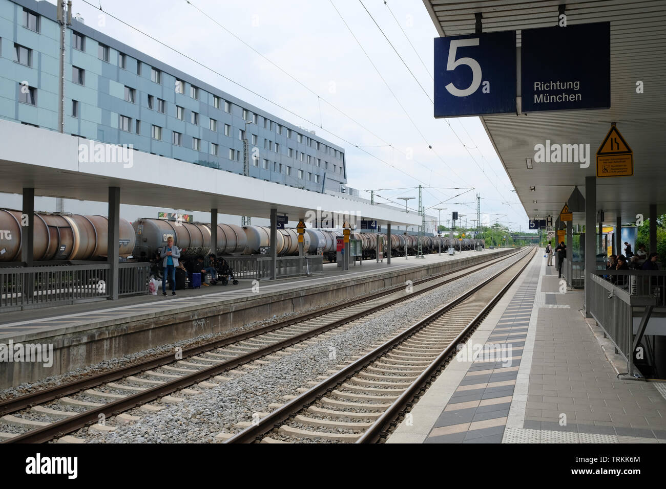 Plattform5 in Moosach S-Bahn Station in Richtung Stadtzentrum München, München, Deutschland Stockfoto