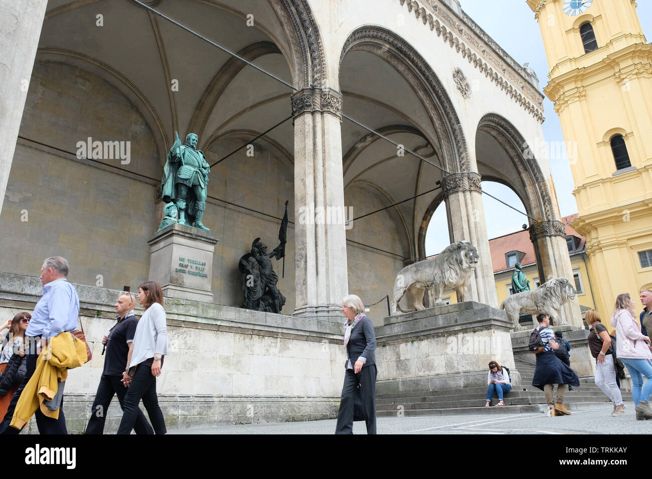 Mai 2019 - Die Feldherrnhalle ist eine monumentale Loggia auf dem Odeonsplatz in München, nach der Loggia dei Lanzi in Florenz, München, Deutschland modelliert Stockfoto