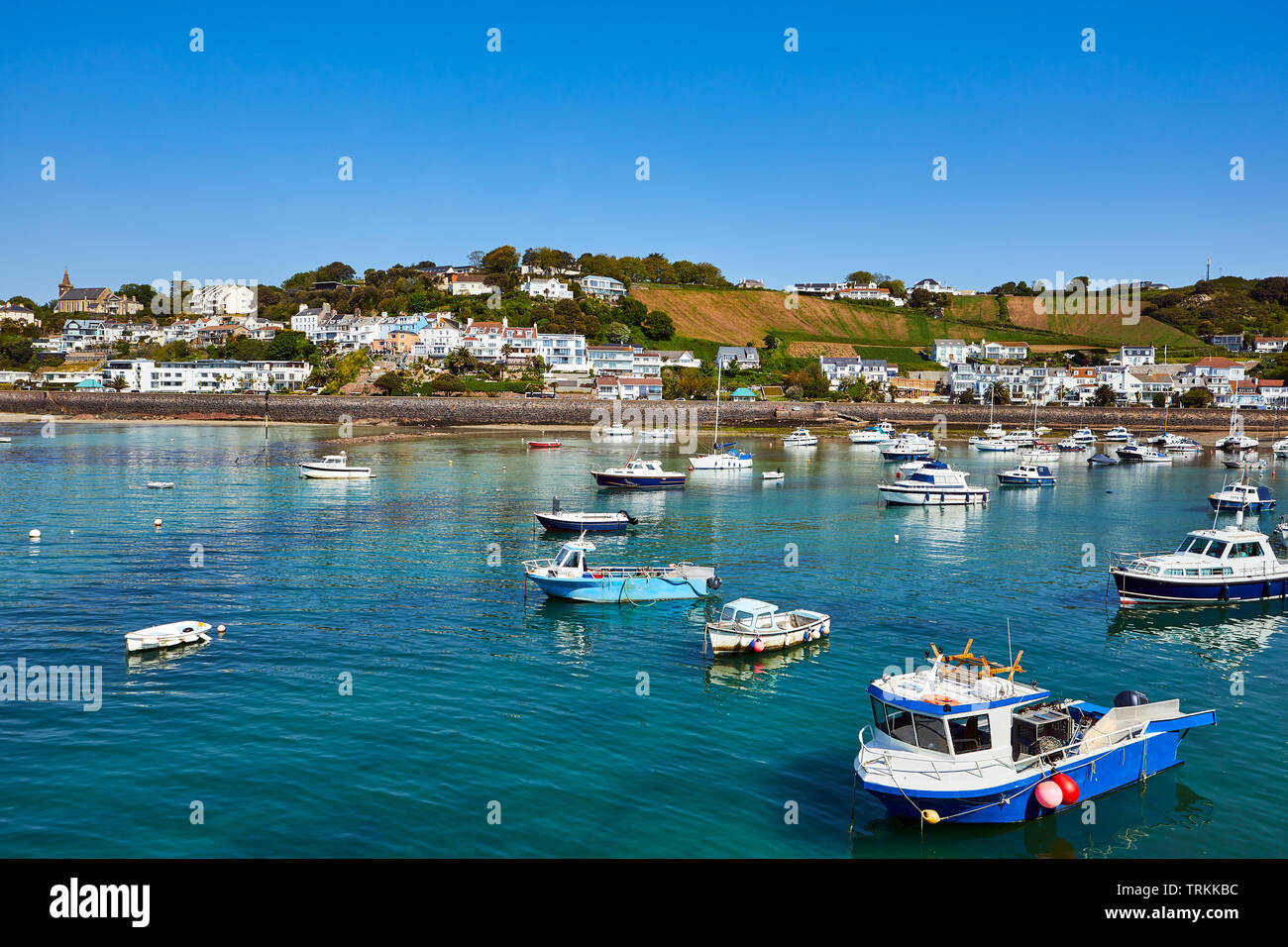 Bild von Gorey Hafen mit Vergnügen und Fischerboote in der Sonne. Stockfoto