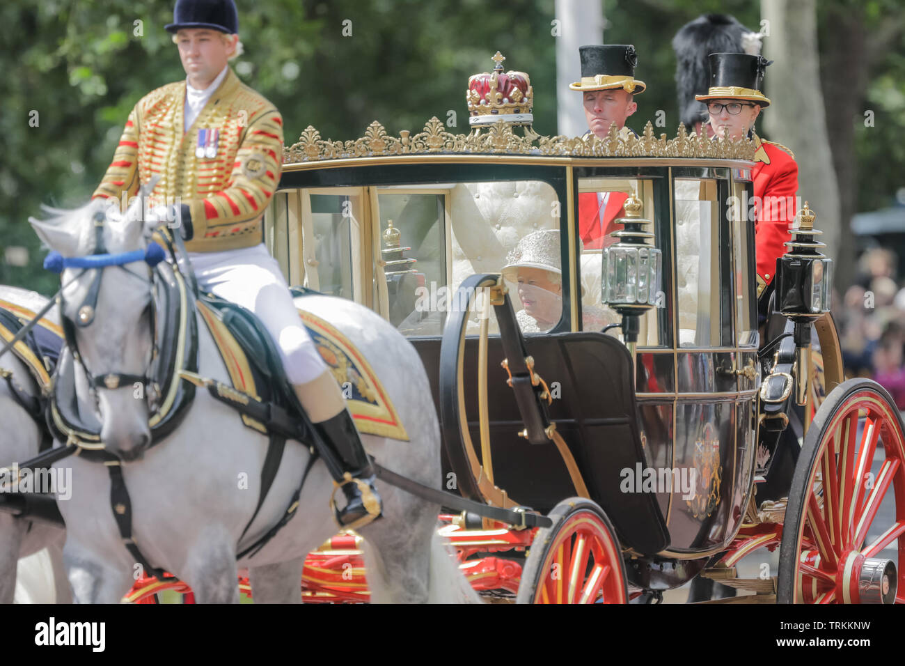 Ihre Majestät, Königin Elisabeth II., Fahrten entlang der Mall in der Schottischen State Coach. Die Farbe, Geburtstag der Königin Parade Stockfoto