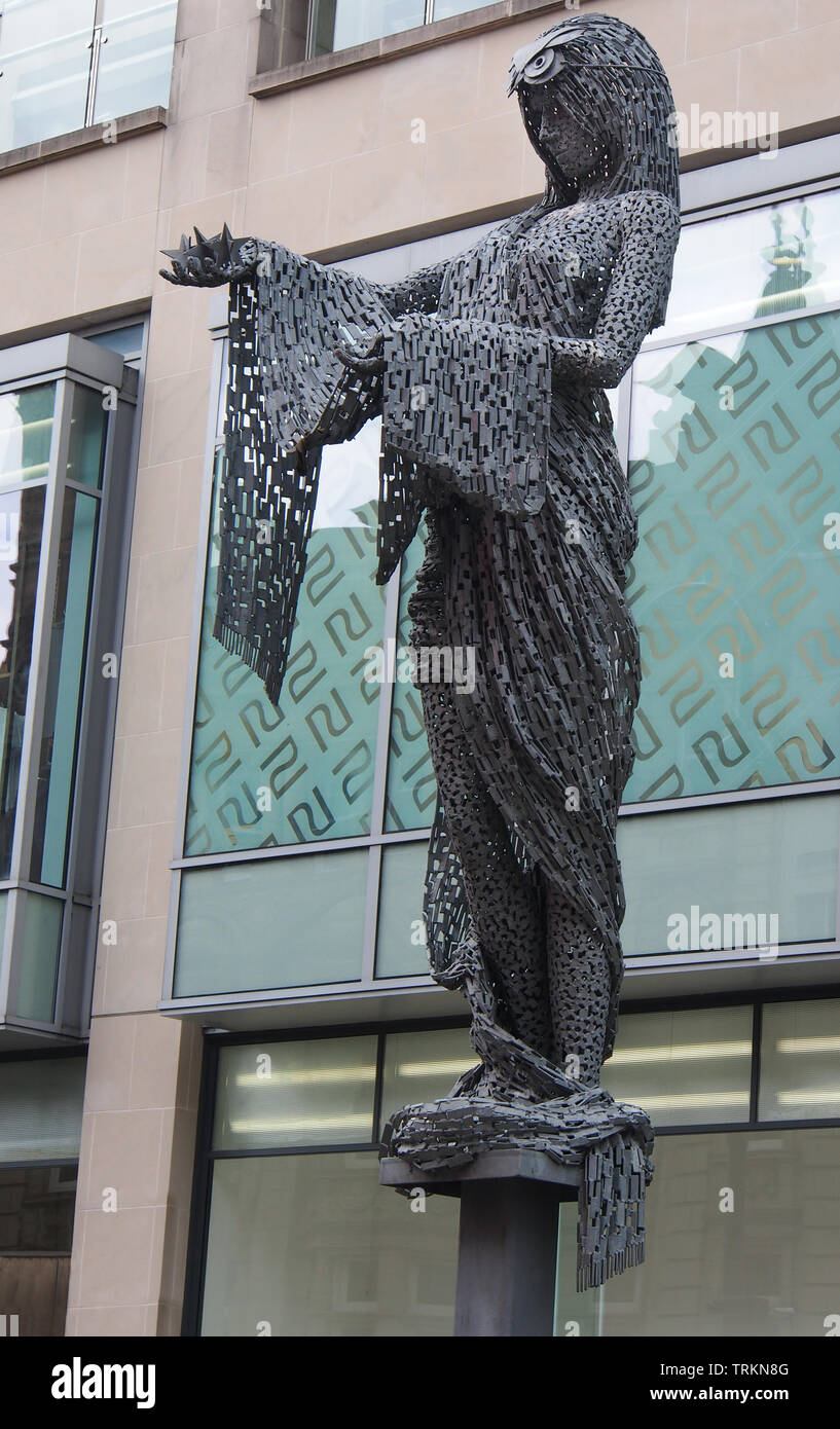 Statue der Minerva, die römische Göttin, von Andy Scott auf Briggate, die Hauptstraße im Zentrum der Stadt Leeds, Yorkshire, England, UK erstellt. Stockfoto