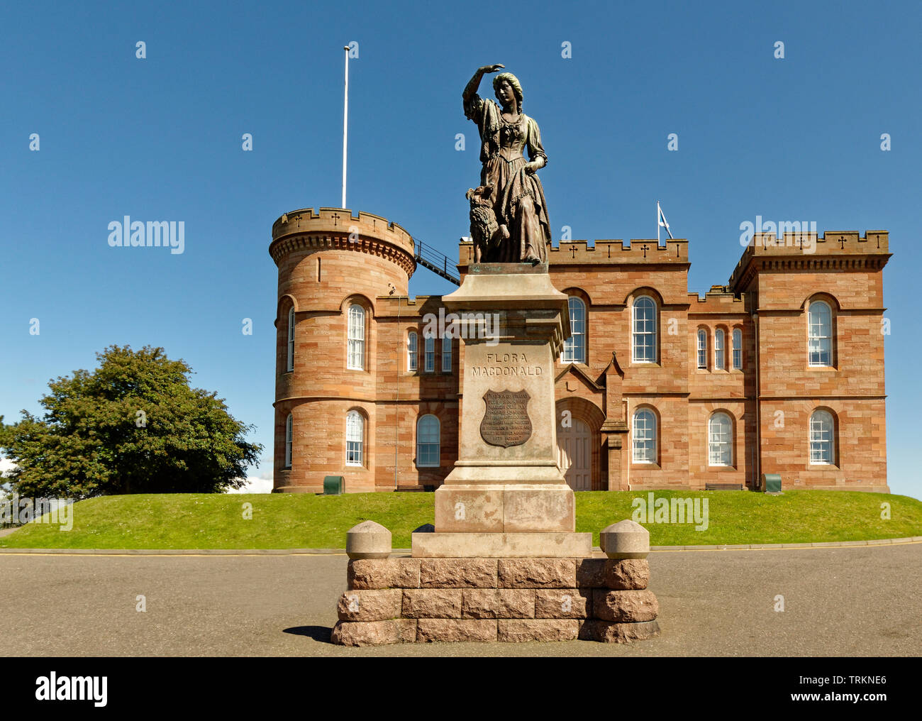 INVERNESS SCHOTTLAND CENTRAL CITY FLORA MACDONALD STATUE VOR DEM ROTEN STEIN SCHLOSS Stockfoto