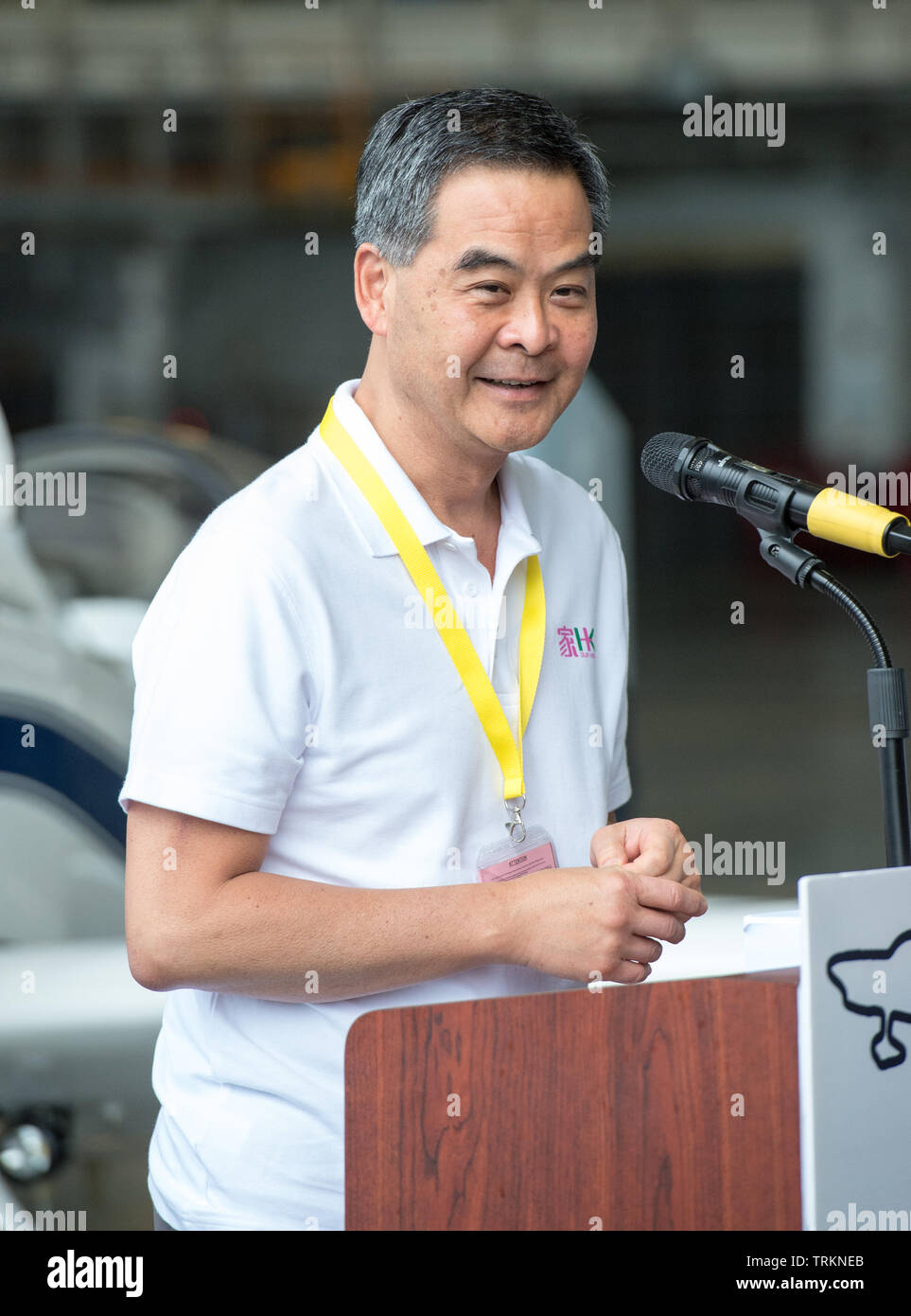 Leung Chun-ying, der Hauptgeschäftsführer von Hong Kong kommt, um zu sehen, Cathay Pacific pilot Hank Cheng Chor - Weg auf sein Abenteuer hängen. Cheng gebaut Inspiration Stockfoto