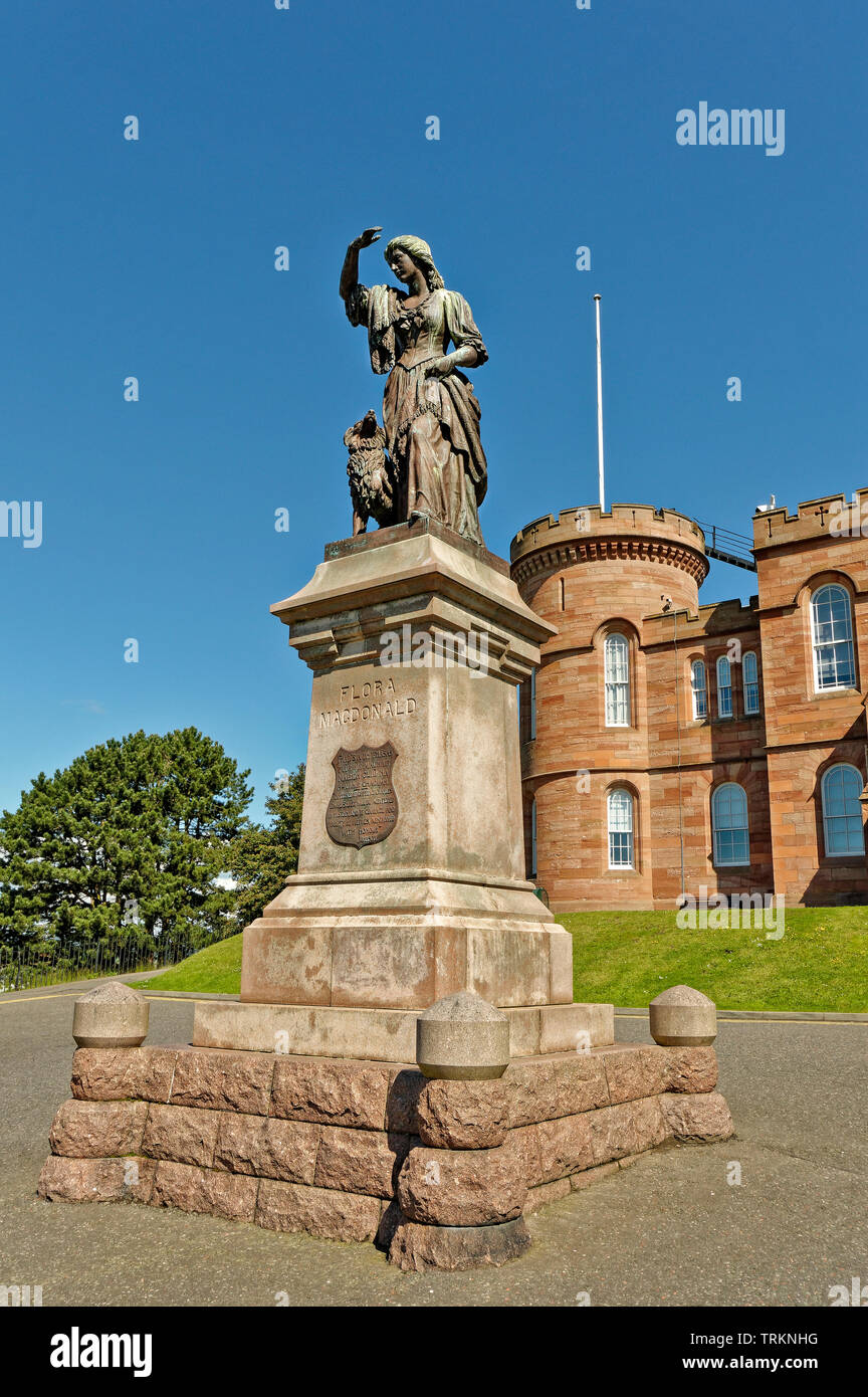 INVERNESS SCHOTTLAND ZENTRALE STADT DER FLORA MACDONALD STATUE VOR DEM ROTEN STEIN SCHLOSS Stockfoto