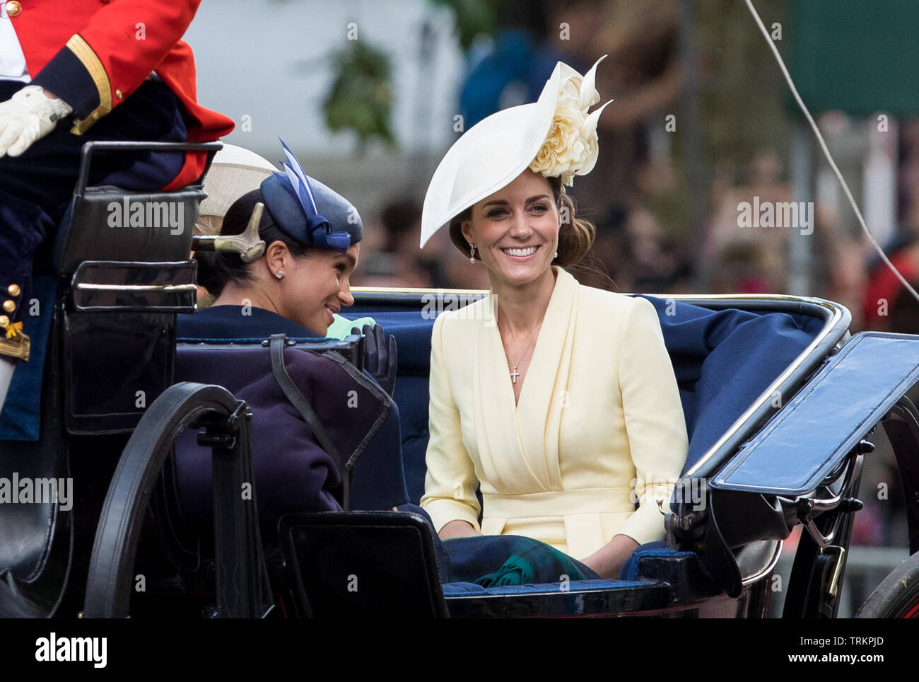 London, Großbritannien. 08 Juni, 2019. Kate Middleton (Catherine, Herzogin von Cambridge) & Meghan Markle (Meghan, Herzogin von Sussex) während der 93. Geburtstag der Königin ist offiziell mit einem Festakt und die Farbe in der Mall, Buckingham Palace, London, England am 8. Juni 2019 feierte. Foto von Andy Rowland. Credit: PRiME Media Images/Alamy leben Nachrichten Stockfoto