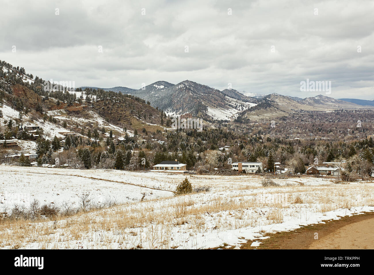 Ein Frühling Schnee Sturm deckt das Gebirge, Wald, das Tal und die FLATIRONS von Chautauqua Park im Schnee. Boulder, Colorado Stockfoto