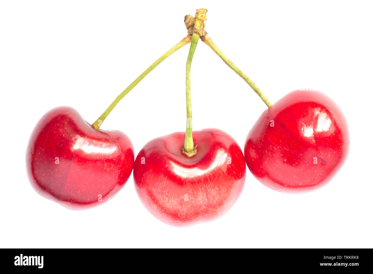 Drei rote reife Kirschen isoliert auf weißem Stockfoto