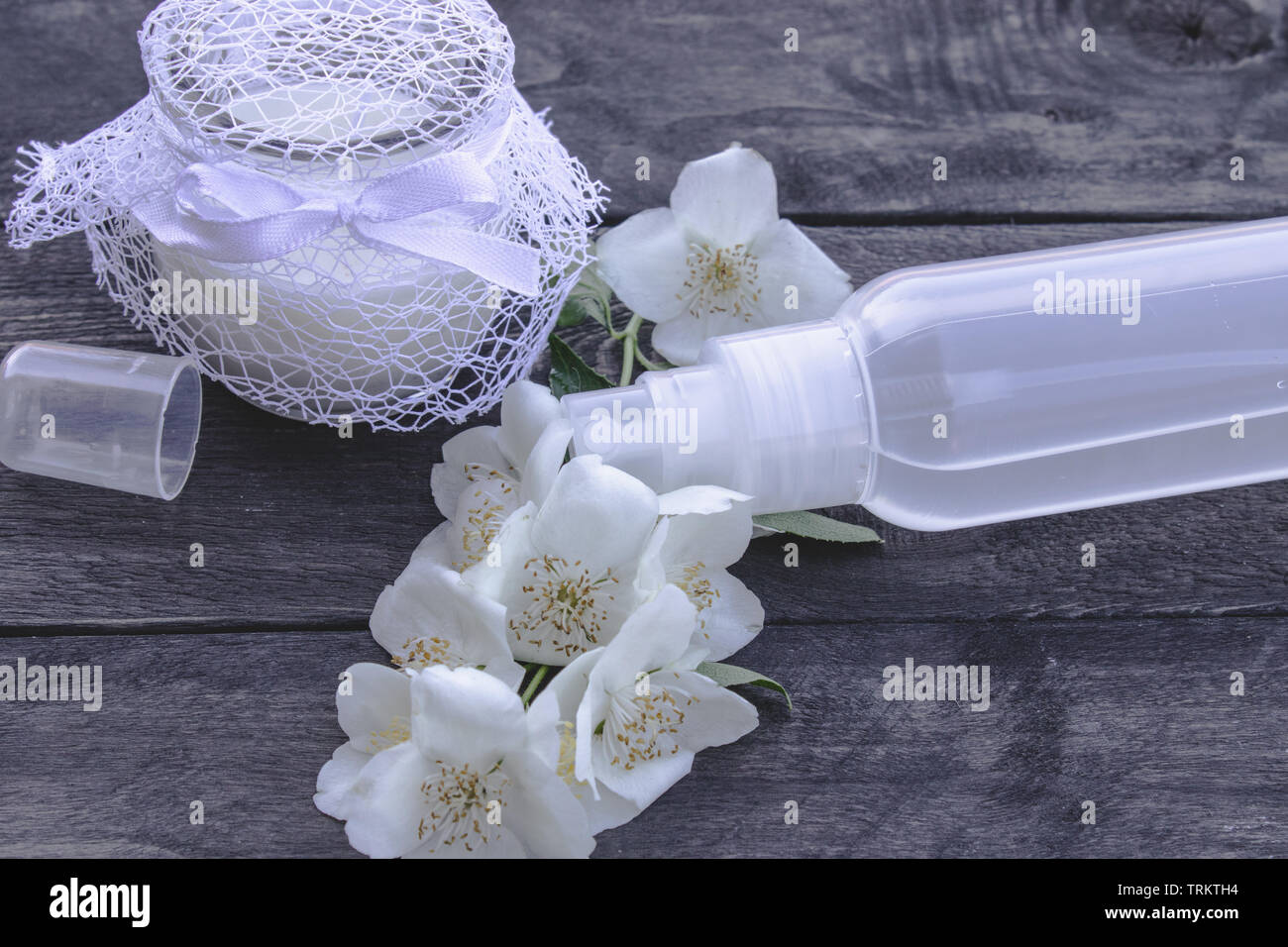 Kosmetische jasmin Wasser in einer Flasche auf einem dunklen Hintergrund. Kosmetische Verfahren Stockfoto