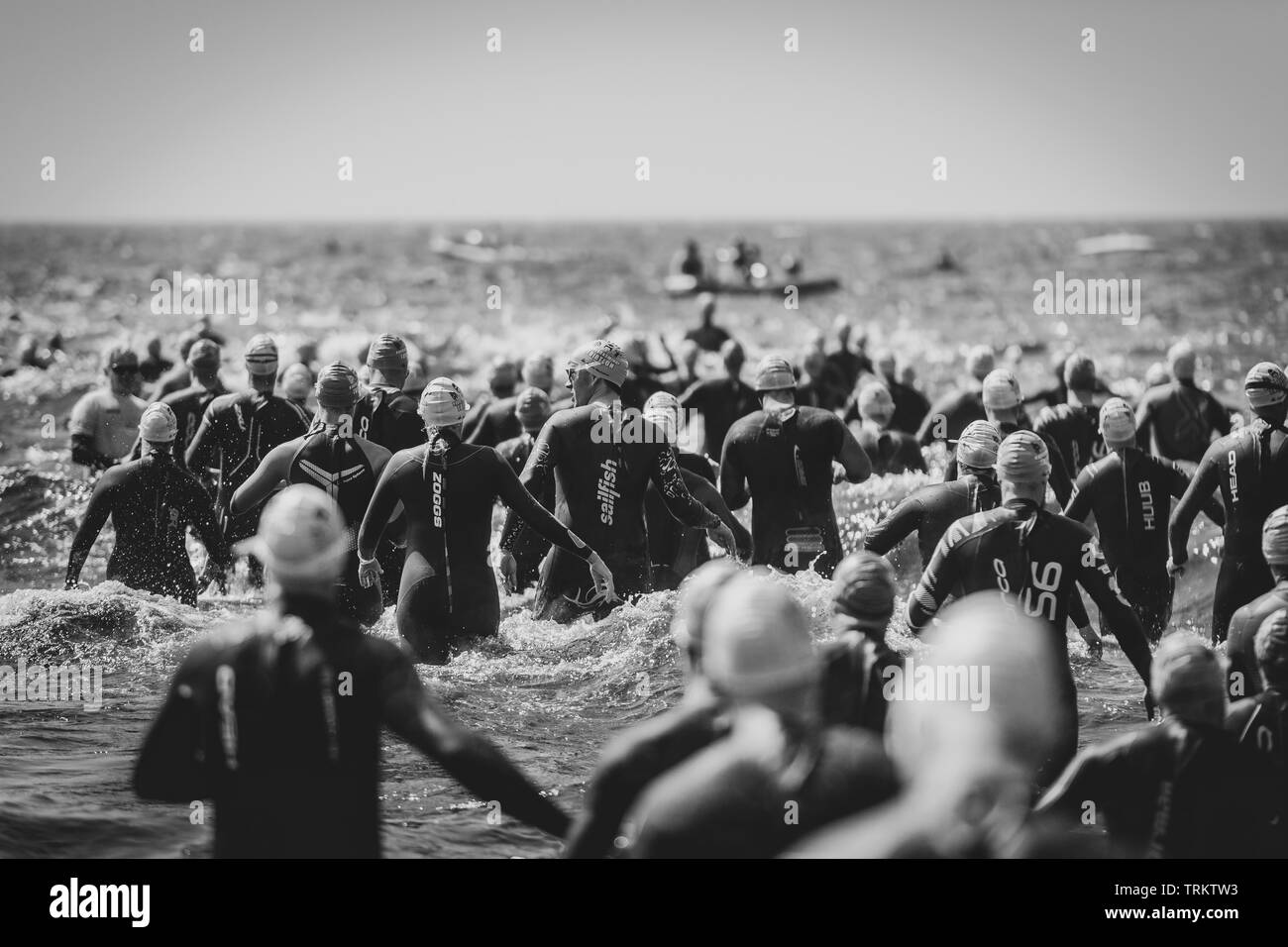Große Gruppen von triathlon Kämpfer ins Meer während der Hals Triathlon Laufen in Dänemark. Die Teilnehmer sind das Tragen von Neoprenanzügen. Stockfoto