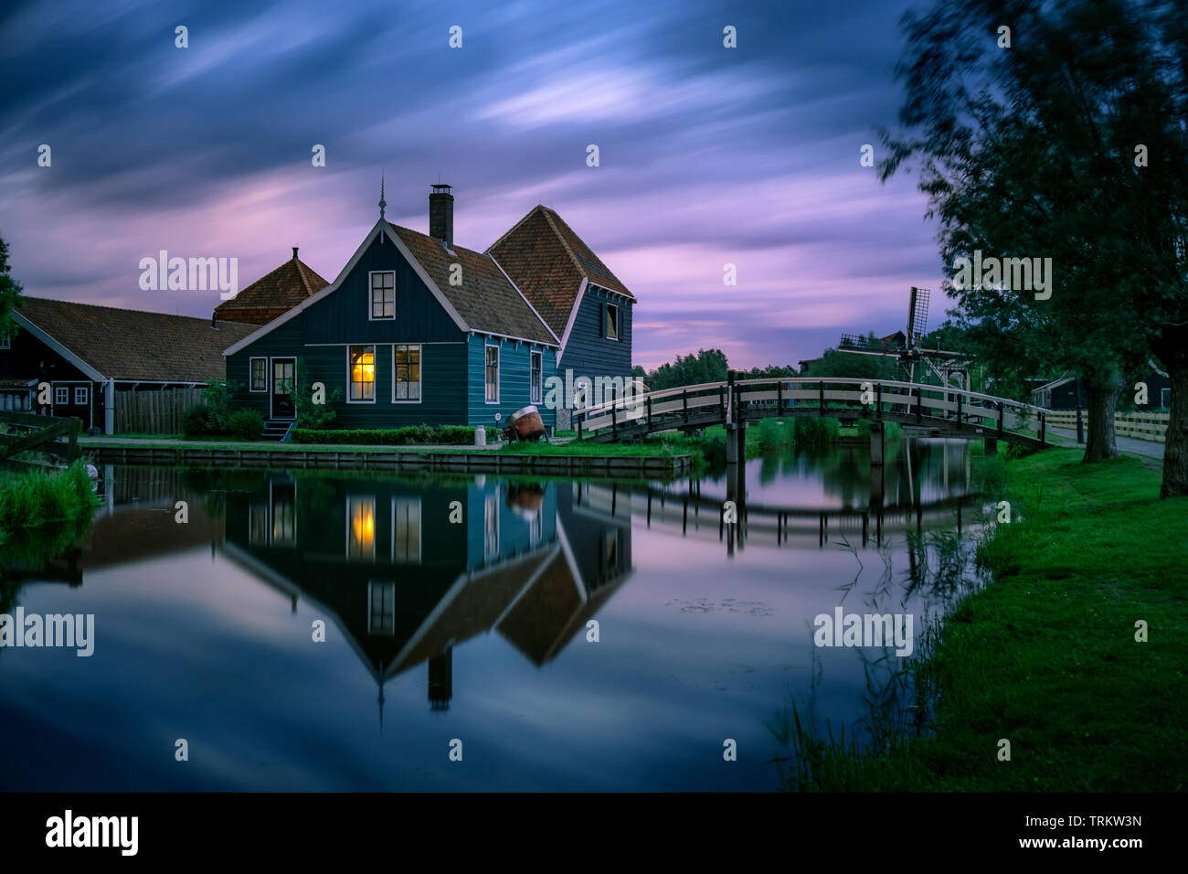 Windig und bewölkt, Sonnenuntergang in Zaanse Schans, Zaandam, Amsterdam, Holland Stockfoto