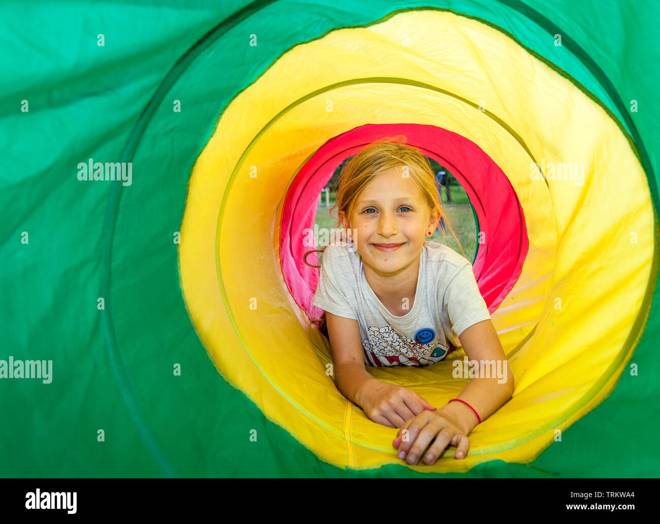 Carrigaline, Cork, Irland. 08 Juni, 2019. Elena Wlodarz von Midleton spielen in einem Regenbogen Zelt beim Picknick und Tag der Familie, die von der Meinen Cork der Polnische Verein organisiert und fand in der Community Park in Carrigaline, Co Cork, Irland, statt. Quelle: David Creedon/Alamy leben Nachrichten Stockfoto