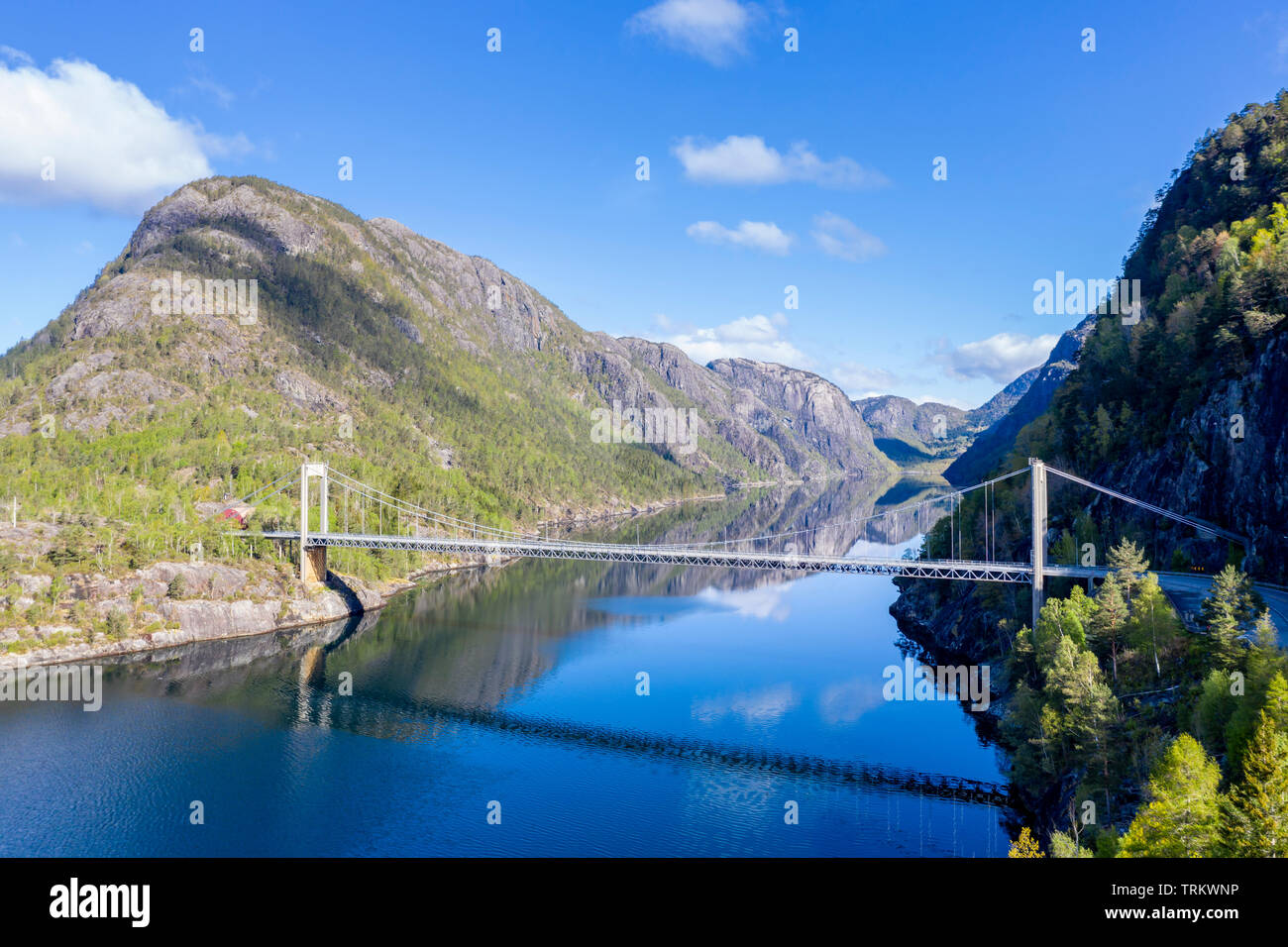 Luftaufnahme, Drone, Hängebrücke über den Erfjord, Wolken im ruhigen Wasser des Fjordes, touristische Straße Ryfylkevegen, Norwa zum Ausdruck kommen. Stockfoto