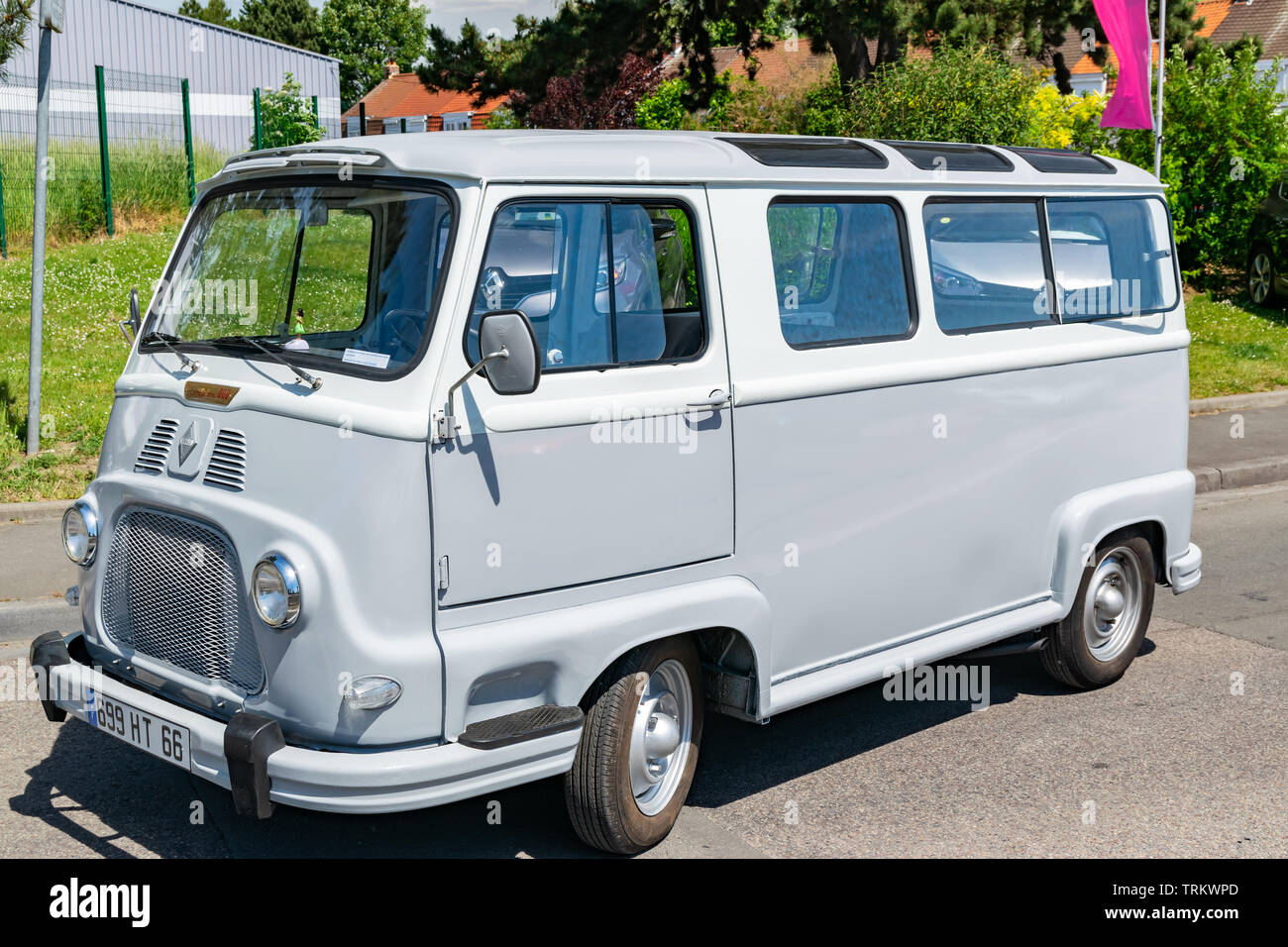 Wattrelos, Frankreich - Juni 02,2019: Blick auf die alte Estafette Renault Auto, Auto am 7. Retro Car Festival am Renault Wattrelos ZI Martinoir ausgestellt. Stockfoto