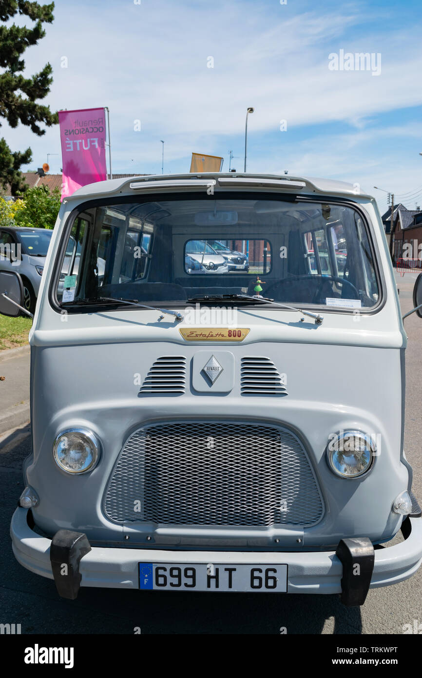 Wattrelos, Frankreich - Juni 02,2019: Blick auf die alte Estafette Renault Auto, Auto am 7. Retro Car Festival am Renault Wattrelos ZI Martinoir ausgestellt. Stockfoto
