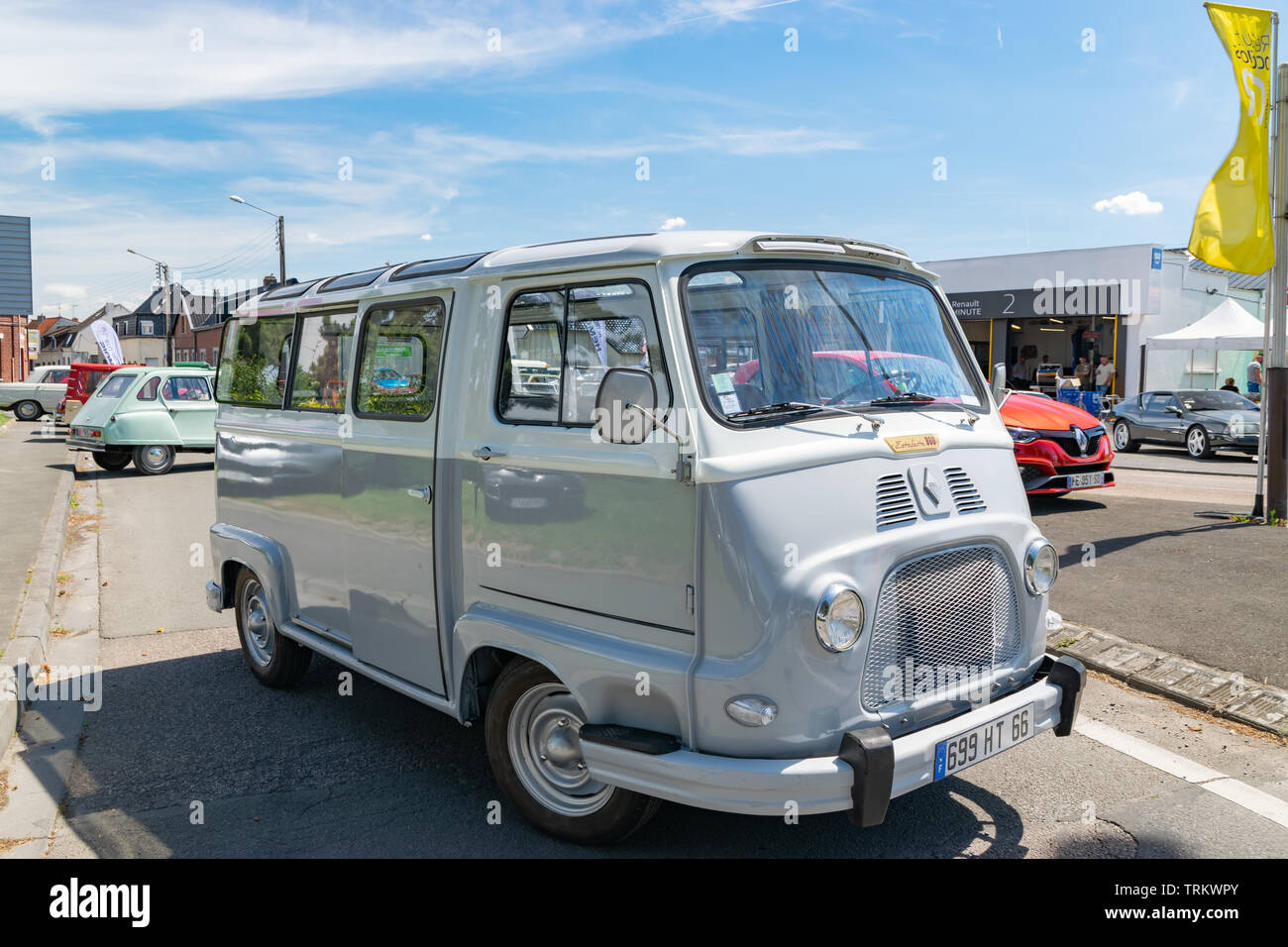 Wattrelos, Frankreich - Juni 02,2019: Blick auf die alte Estafette Renault Auto, Auto am 7. Retro Car Festival am Renault Wattrelos ZI Martinoir ausgestellt. Stockfoto