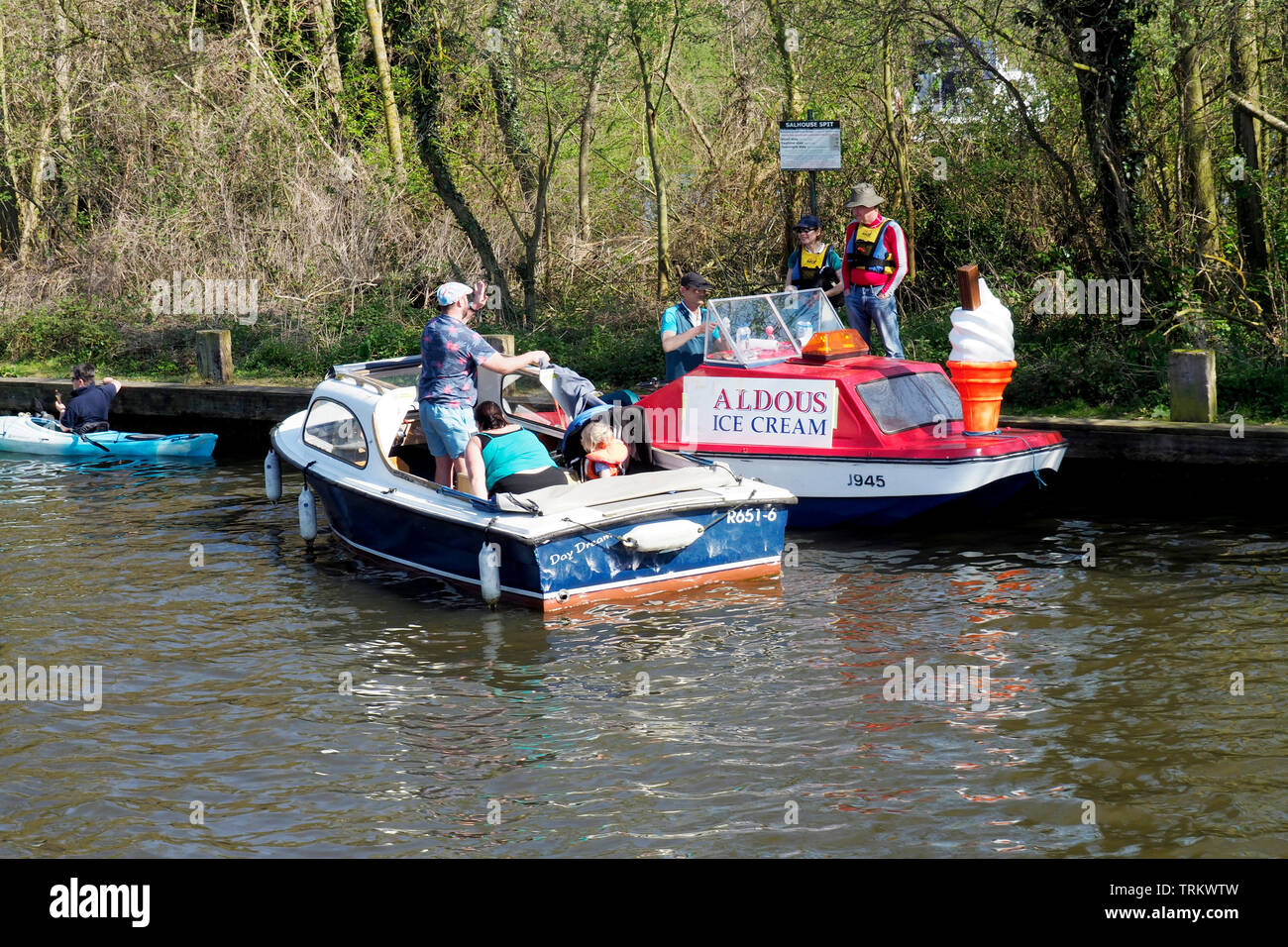 Ein kleines Motorboot fungiert als Ice-cream Van auf dem Fluss in der Nähe von Bure Wroxham, Norfolk mit Leckereien für die Sportboote. Stockfoto