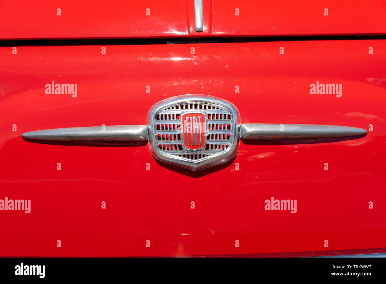 Wattrelos, Frankreich - Juni 02,2019: Blick auf die Marke und das Logo der alten Fiat 500 nuova. Stockfoto