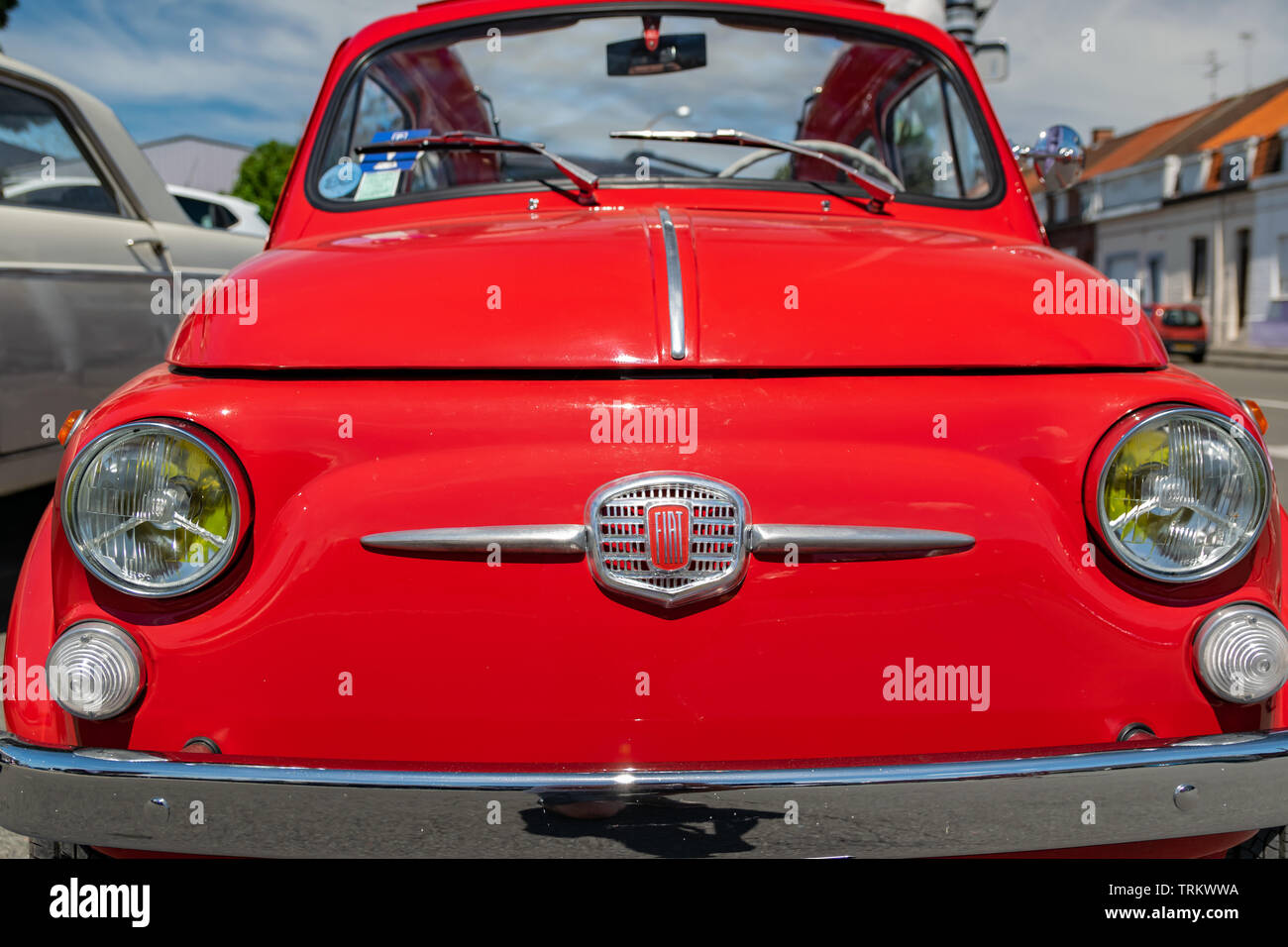 Wattrelos, Frankreich - Juni 02,2019: Vorderansicht des roten Fiat Nuova 500, Auto am 7. Retro Car Festival ausgestellt am Renault Wattrelos ZI Martinoire. Stockfoto