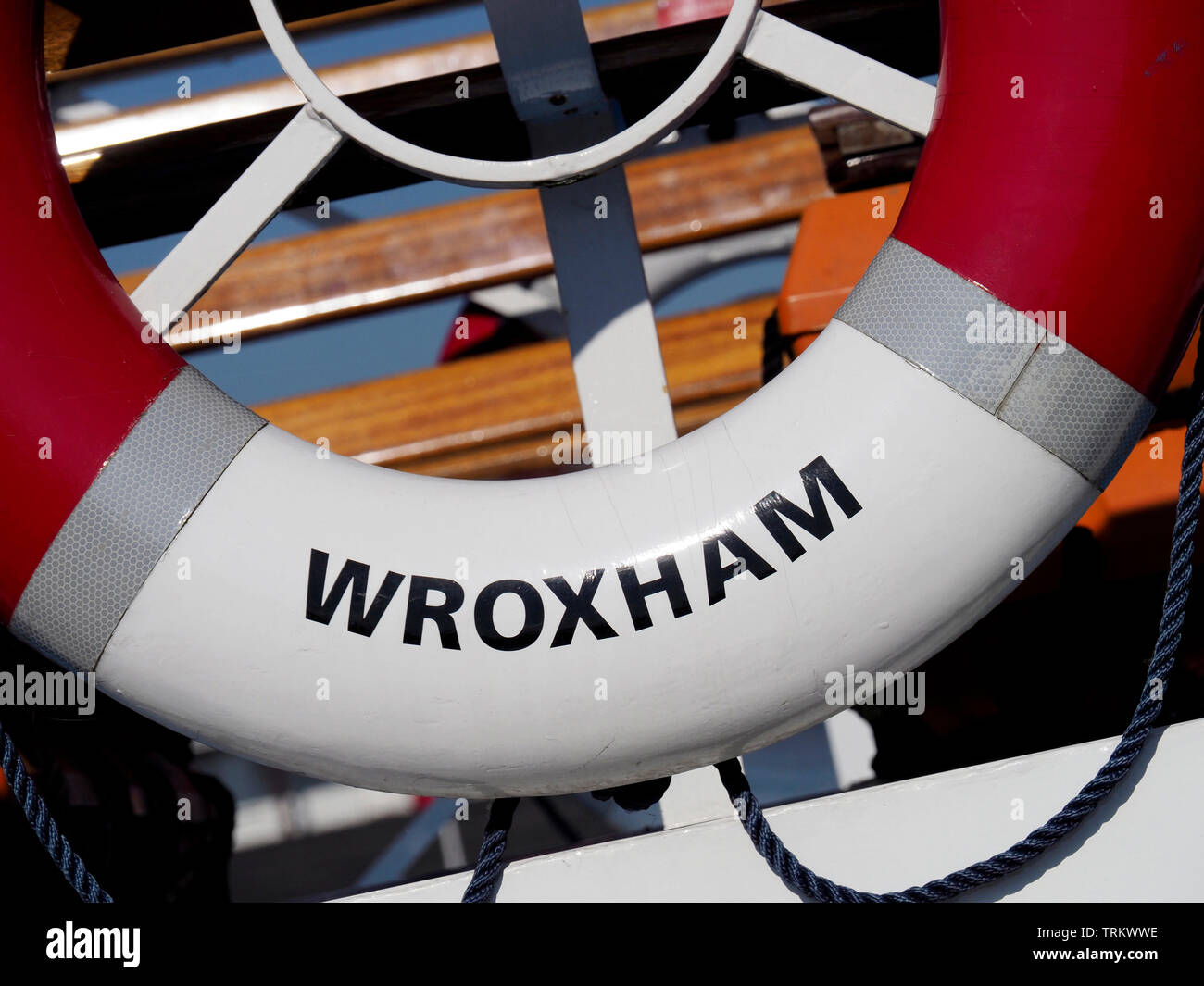 Ein rettungsring mit dem Wort Wroxham an der Seite eines großen Boot hängt. Stockfoto