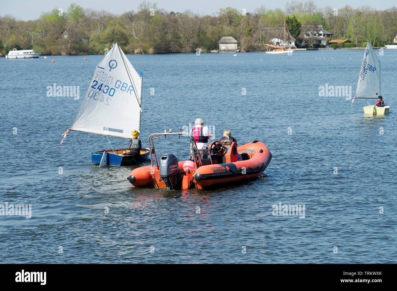 Segeln ist ein beliebter Zeitvertreib in den Norfolk Broads und hier ein Rettungsboot auf junge novizin Segler auf Wroxham Broad hält. Stockfoto