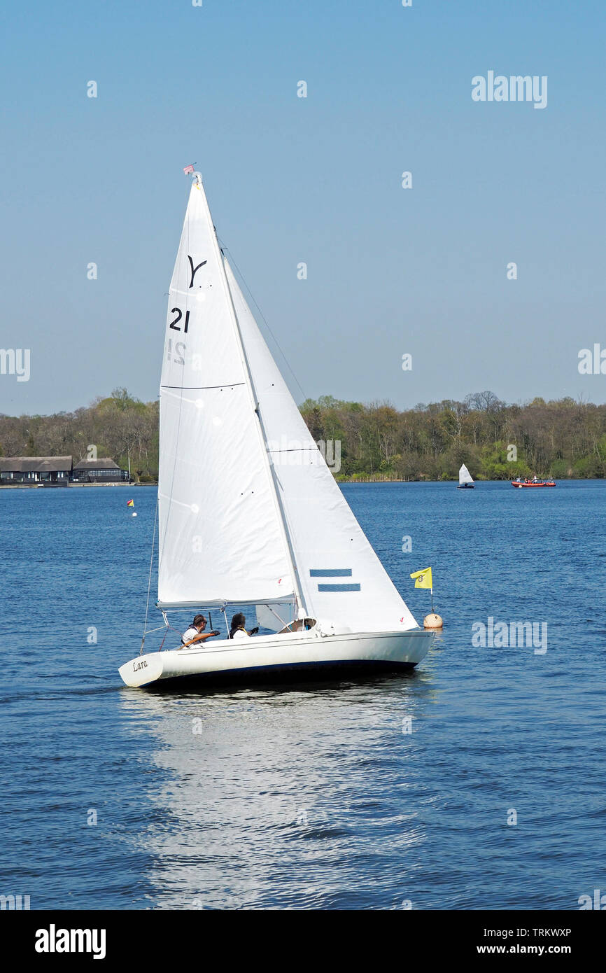 Segeln ist ein beliebter Zeitvertreib auf der Norfolk Broads mit Schlauchbooten von verschiedenen Arten die Teilnahme an Rennen und Sail Training auf Wroxham breit. Stockfoto