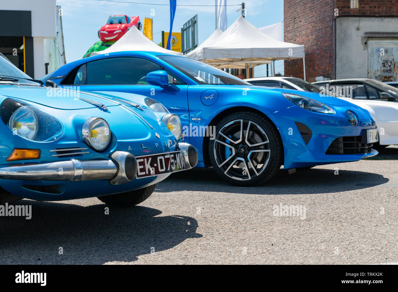Wattrelos, Frankreich - Juni 02,2019: Blau neuen und alten Renault Alpine A110, Auto am Renault Wattrelos Martinoire Parkplatz ausgestellt. Stockfoto