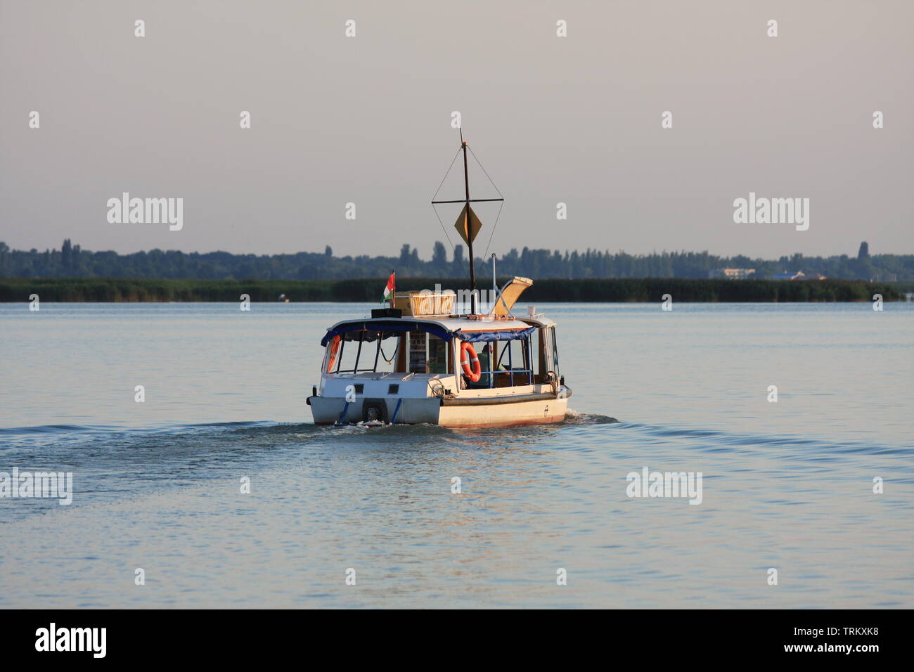 Ungarische weiße Schiff Segeln auf dem See Velencei Stockfoto