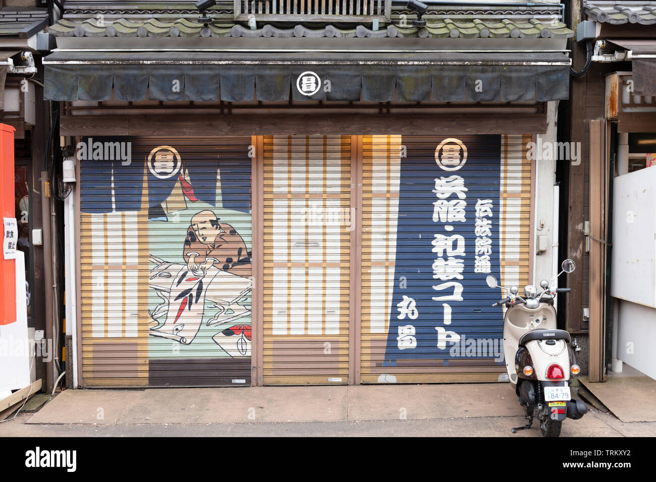 Kunstwerke an den Fensterläden einer traditionellen Druckerei in Tokio, Japan. Stockfoto